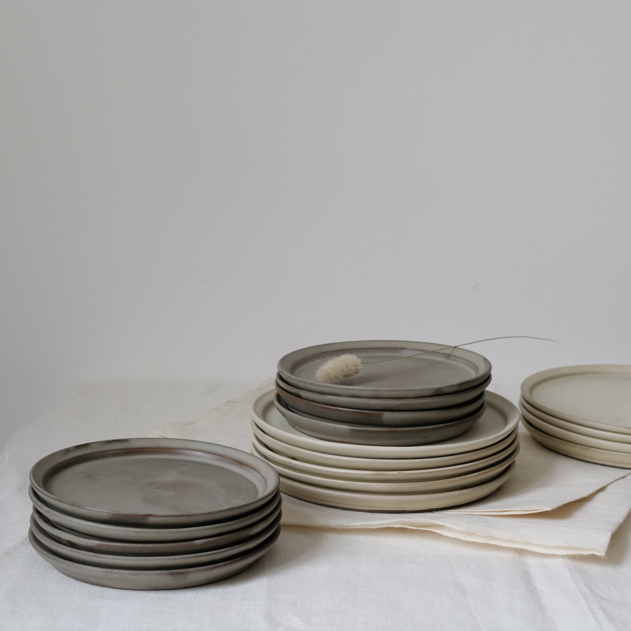 Assiette ardoise d'Atelier Epiney chez Brutal Ceramics