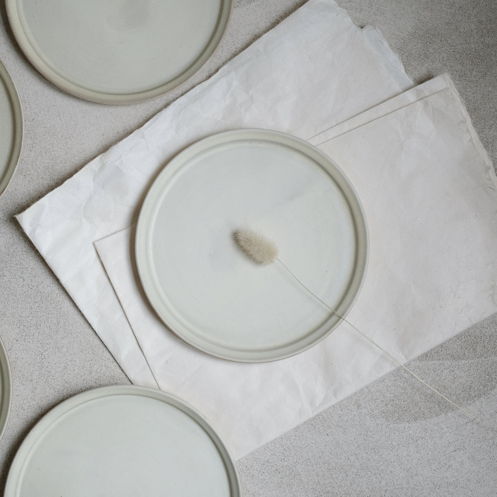 Assiette Blanc cassé d'Atelier Epiney chez Brutal Ceramics