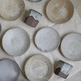 Assiette creuse blanche par le céramiste Benoit Audureau chez Brutal Ceramics