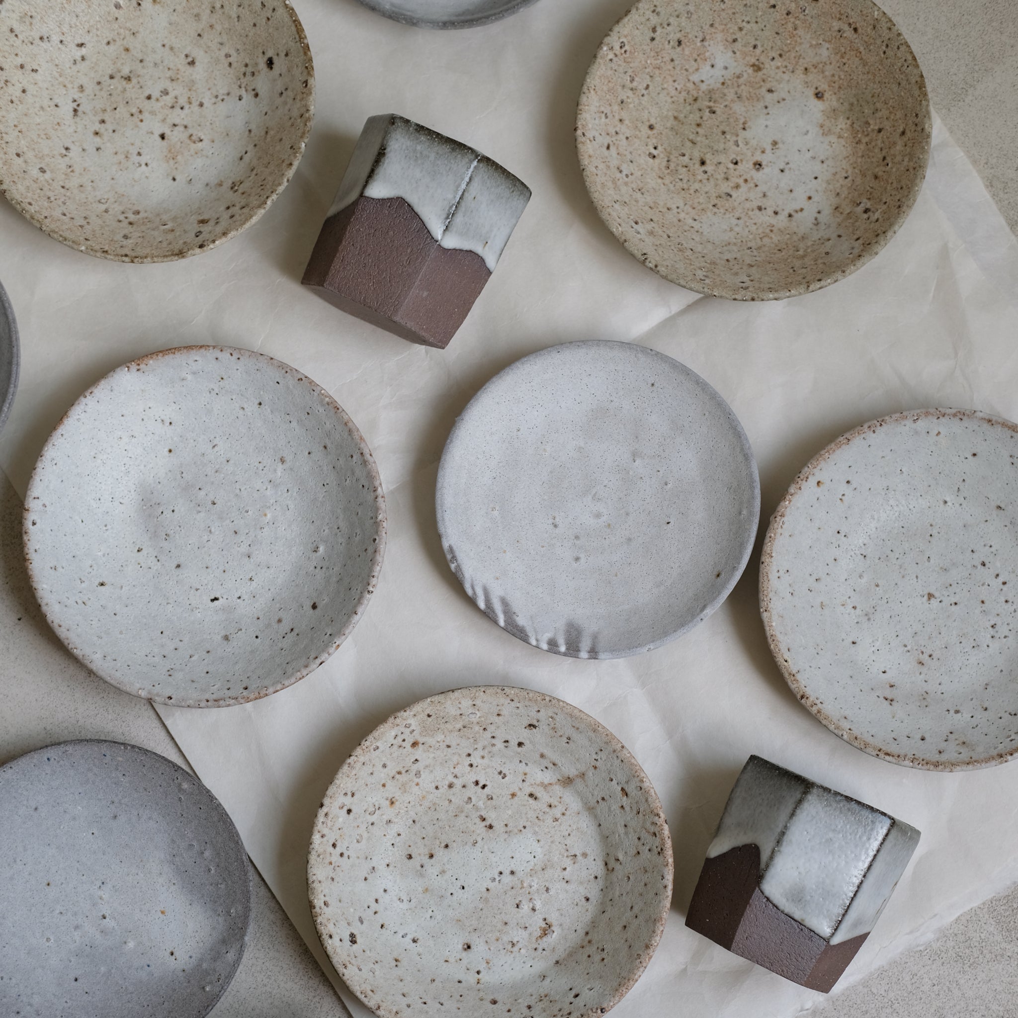 Assiette creuse beige par le céramiste Benoit Audureau chez Brutal