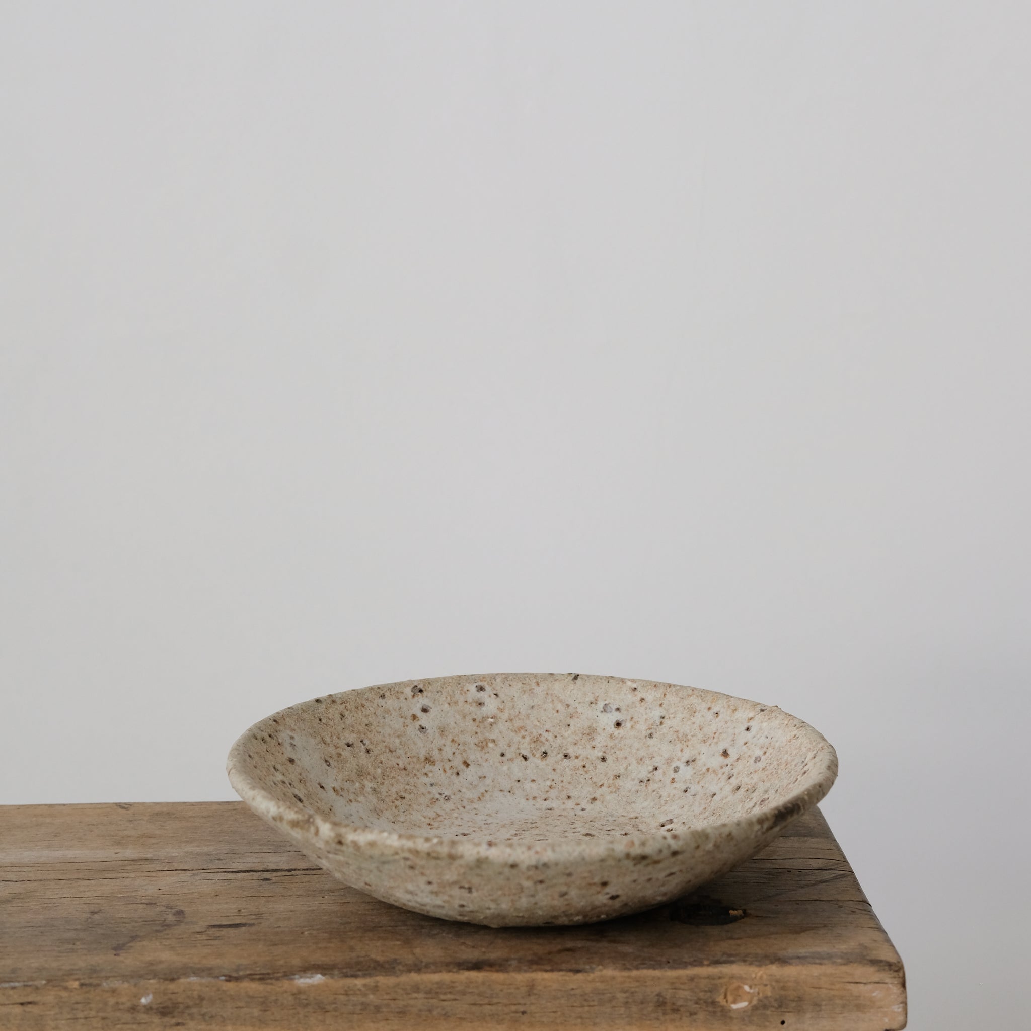 Assiette creuse beige par le céramiste Benoit Audureau chez Brutal