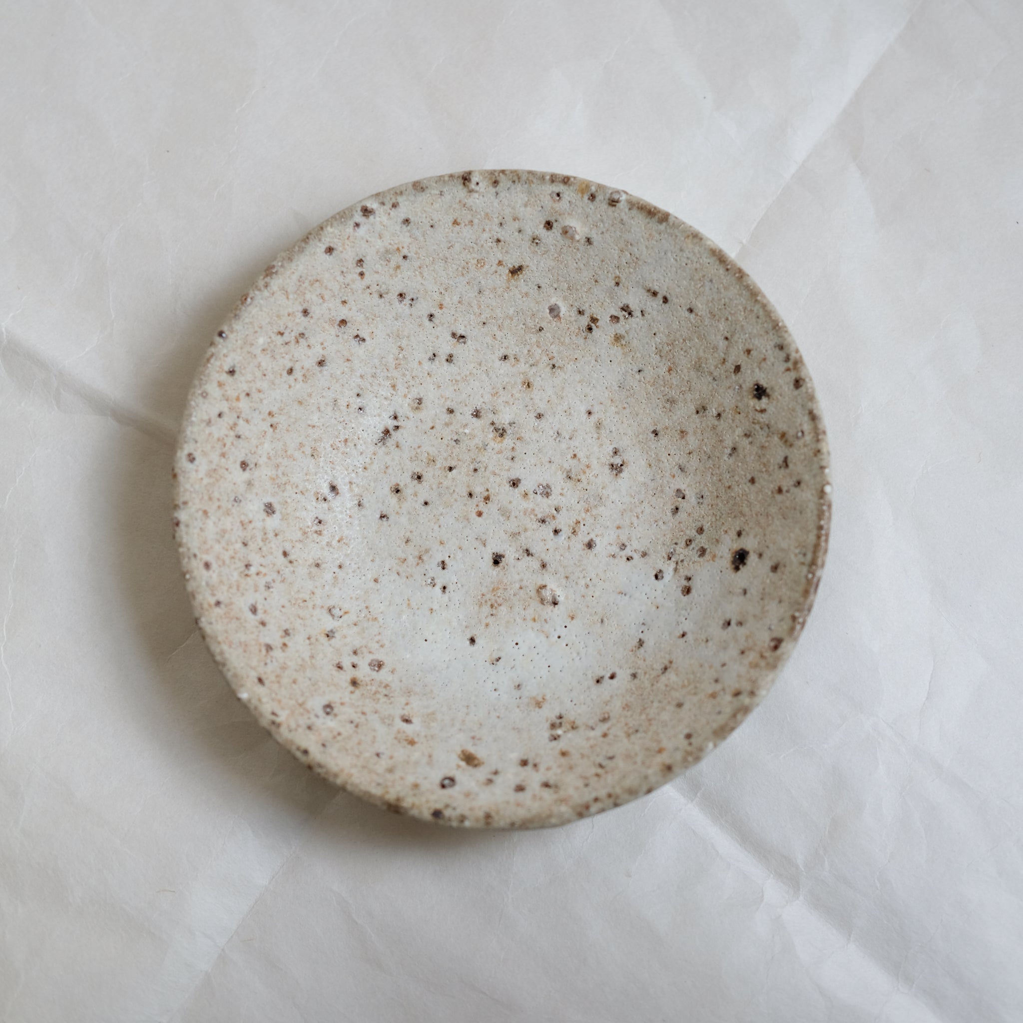 Assiette creuse beige par le céramiste Benoit Audureau chez Brutal