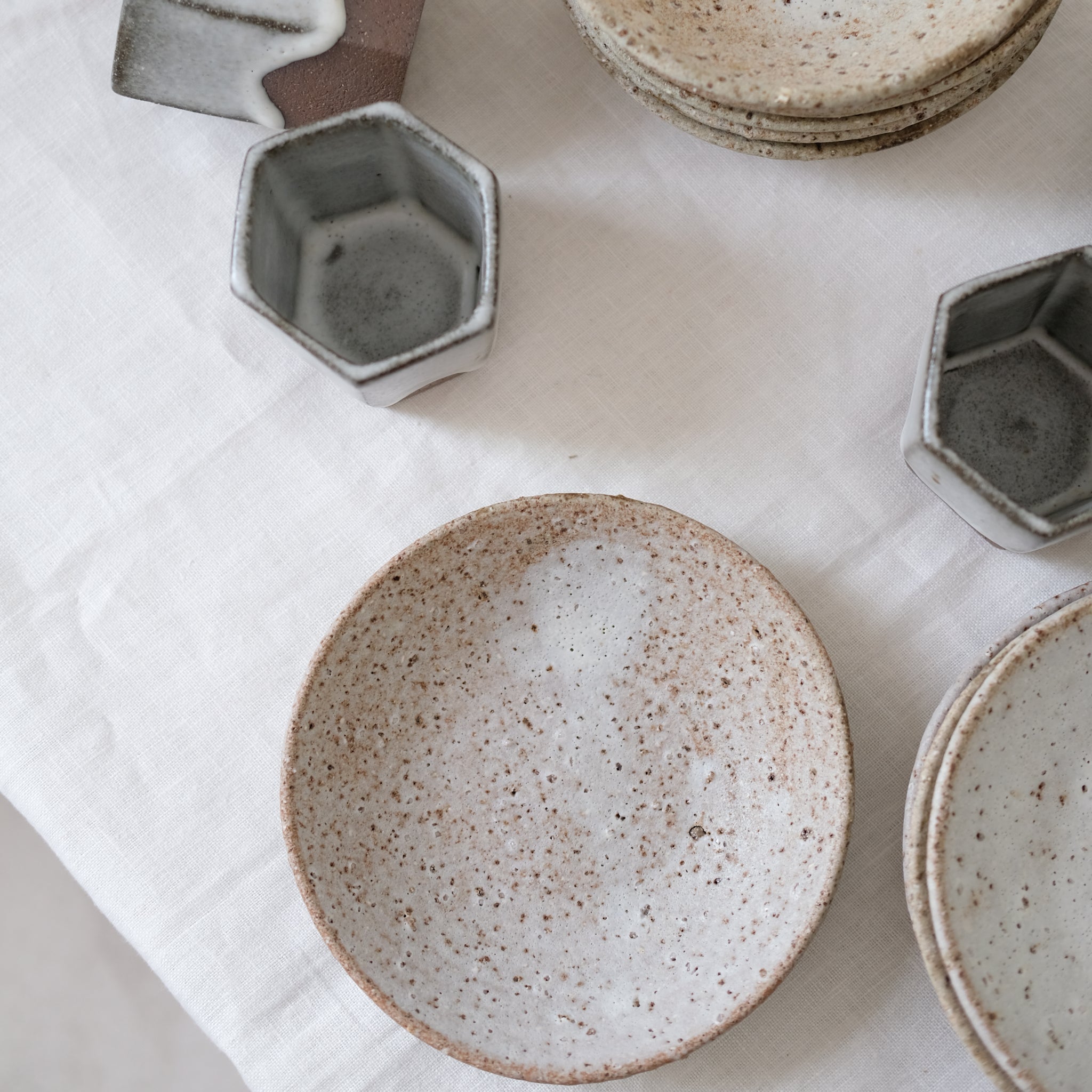 Assiette creuse beige par le céramiste Benoit Audureau chez Brutal