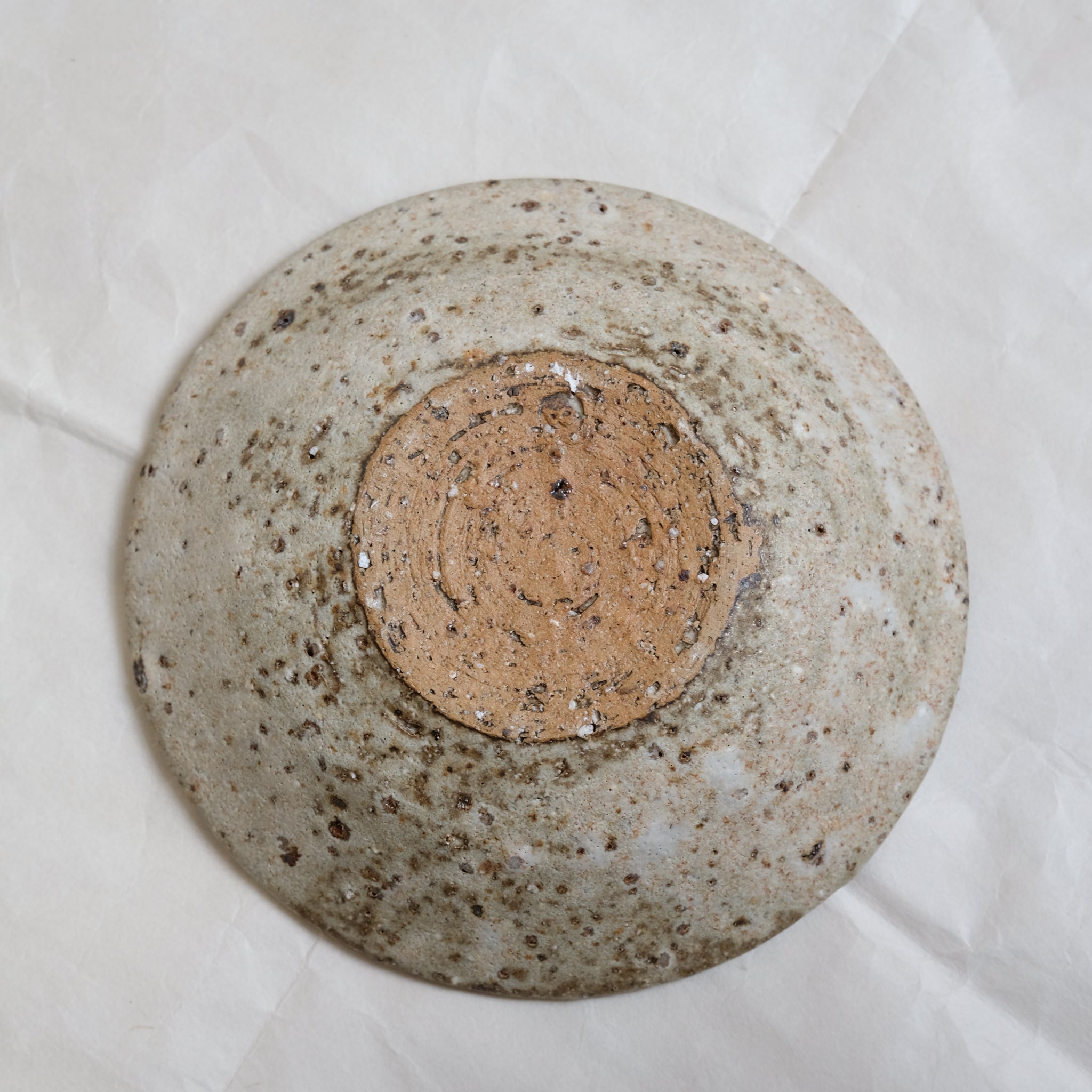 Assiette creuse beige par le céramiste Benoit Audureau chez Brutal