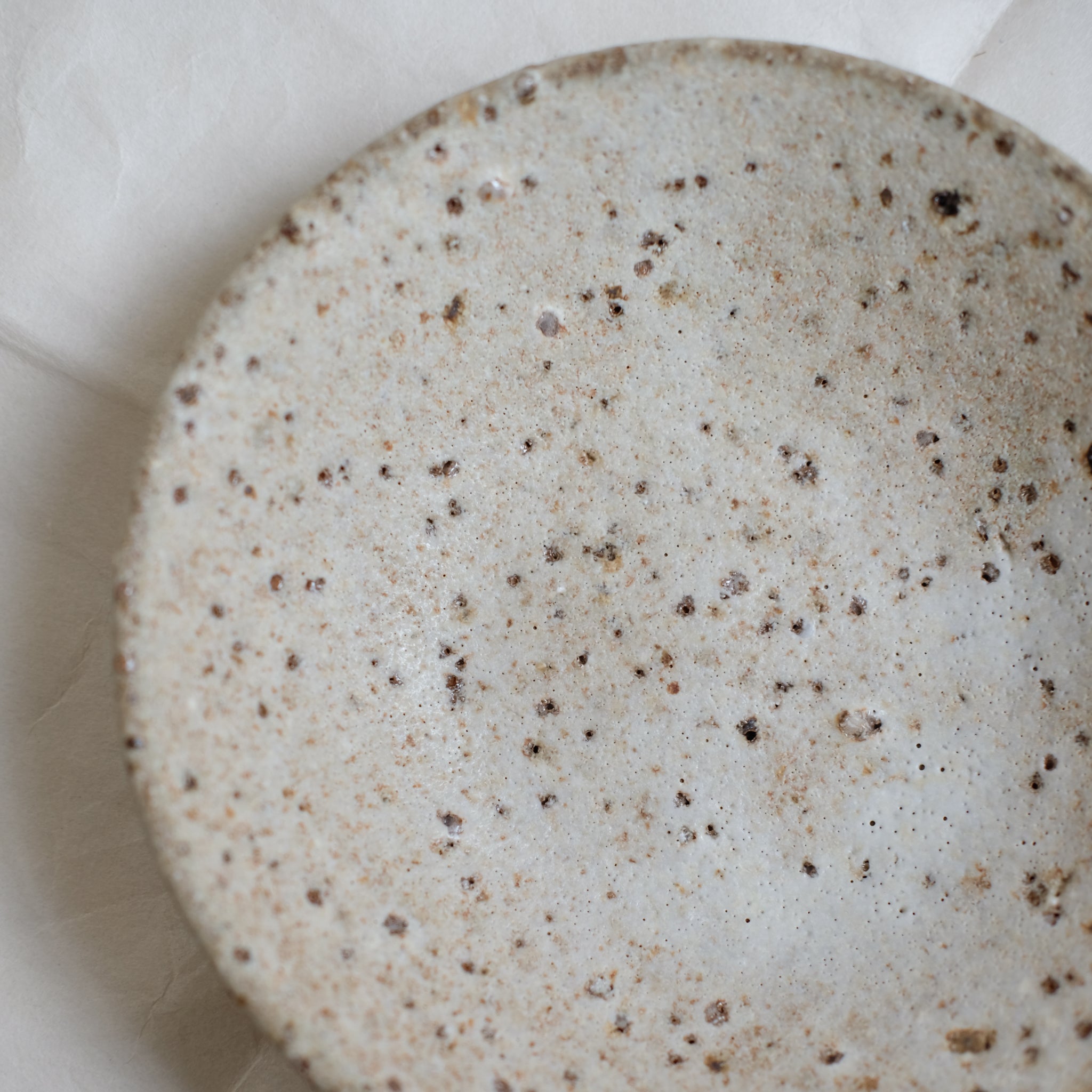 Assiette creuse beige par le céramiste Benoit Audureau chez Brutal