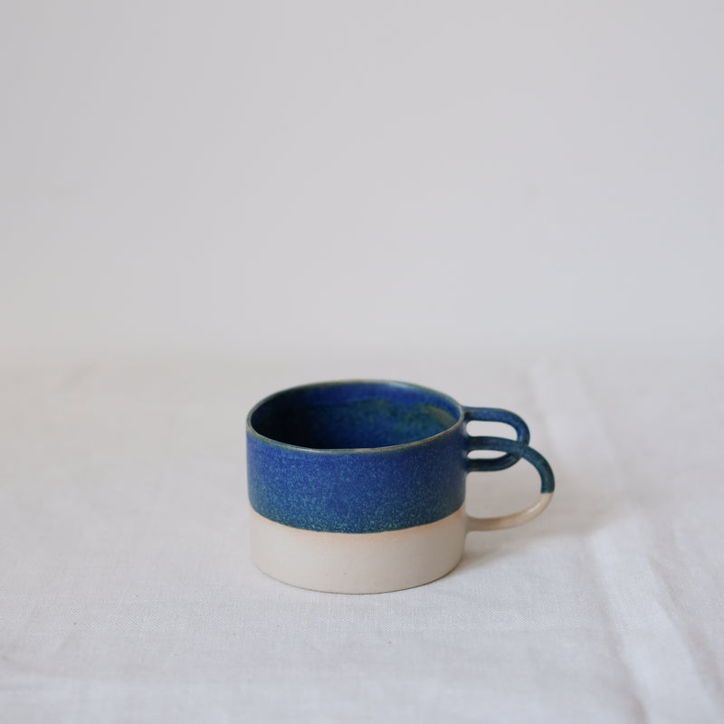 Mug Loop bleue de la designer d'objet Camille Esnée chez Brutal Ceramics