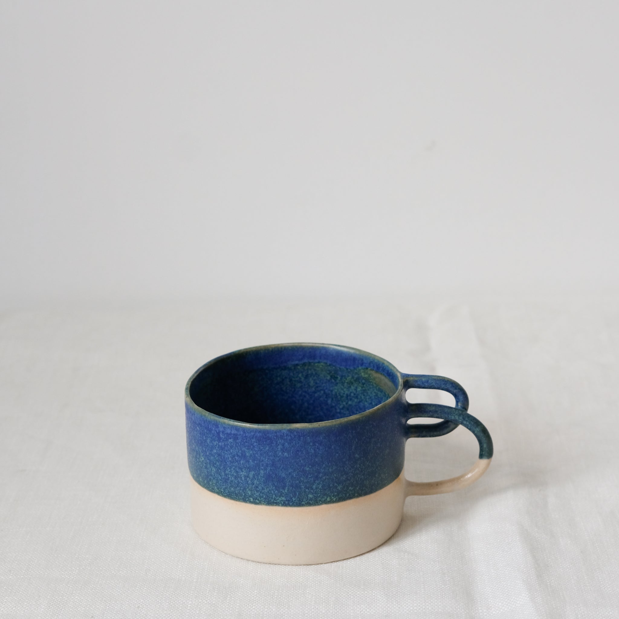 Mug Loop bleue de la designer d'objet Camille Esnée chez Brutal Ceramics