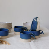 Mug Loop bleue de la designer d'objet Camille Esnée chez Brutal Ceramics