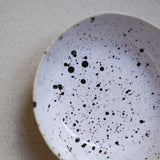 Assiette creuse milky de la designer d'objet Camille Esnée chez Brutal Ceramics