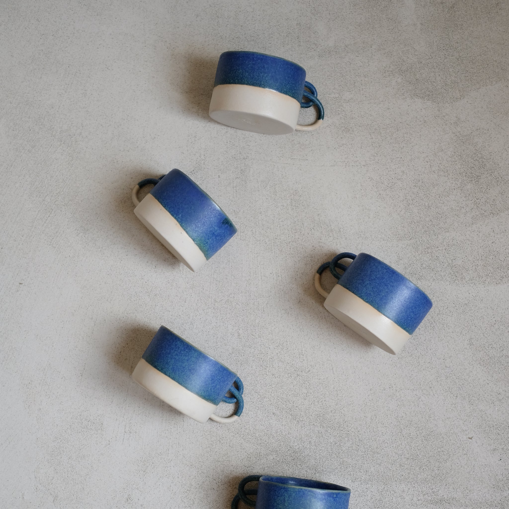 Mug Loop bleue de la designer d'objet Camille Esnée chez Brutal Ceramics