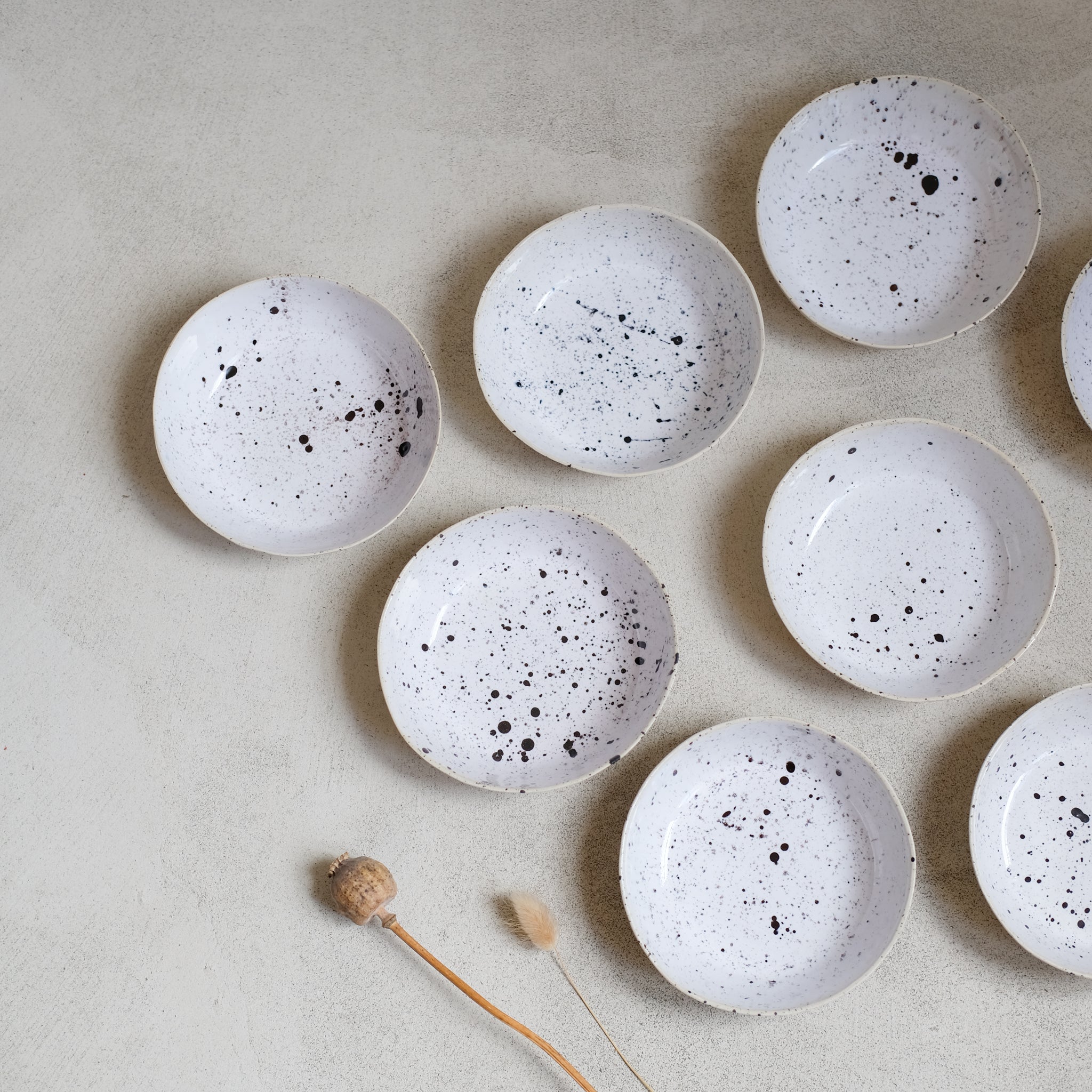 Assiette creuse milky de la designer d'objet Camille Esnée chez Brutal Ceramics