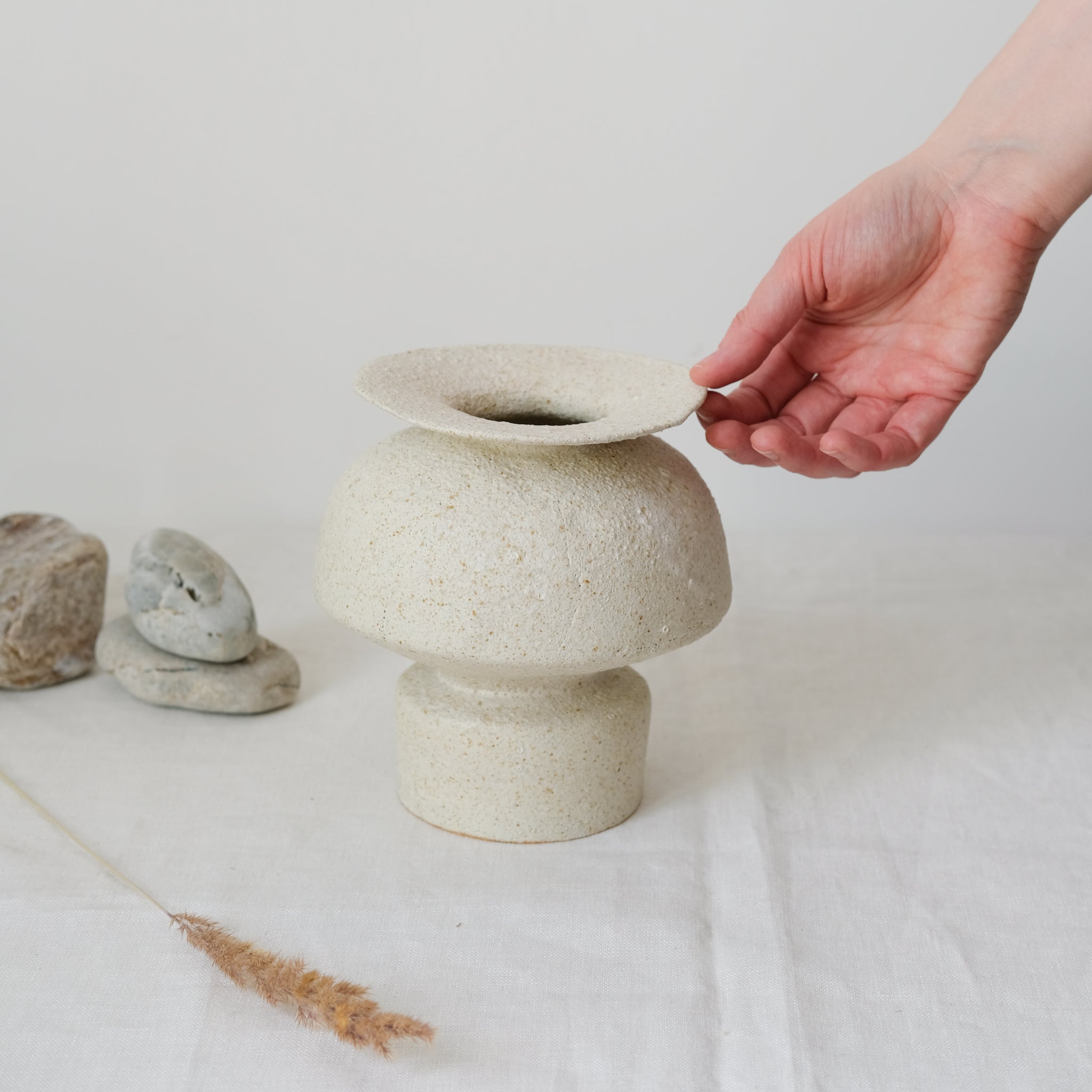 Vase en grès blanc "Psycter"Beige de Canoa Lab chez Brutal Ceramics
