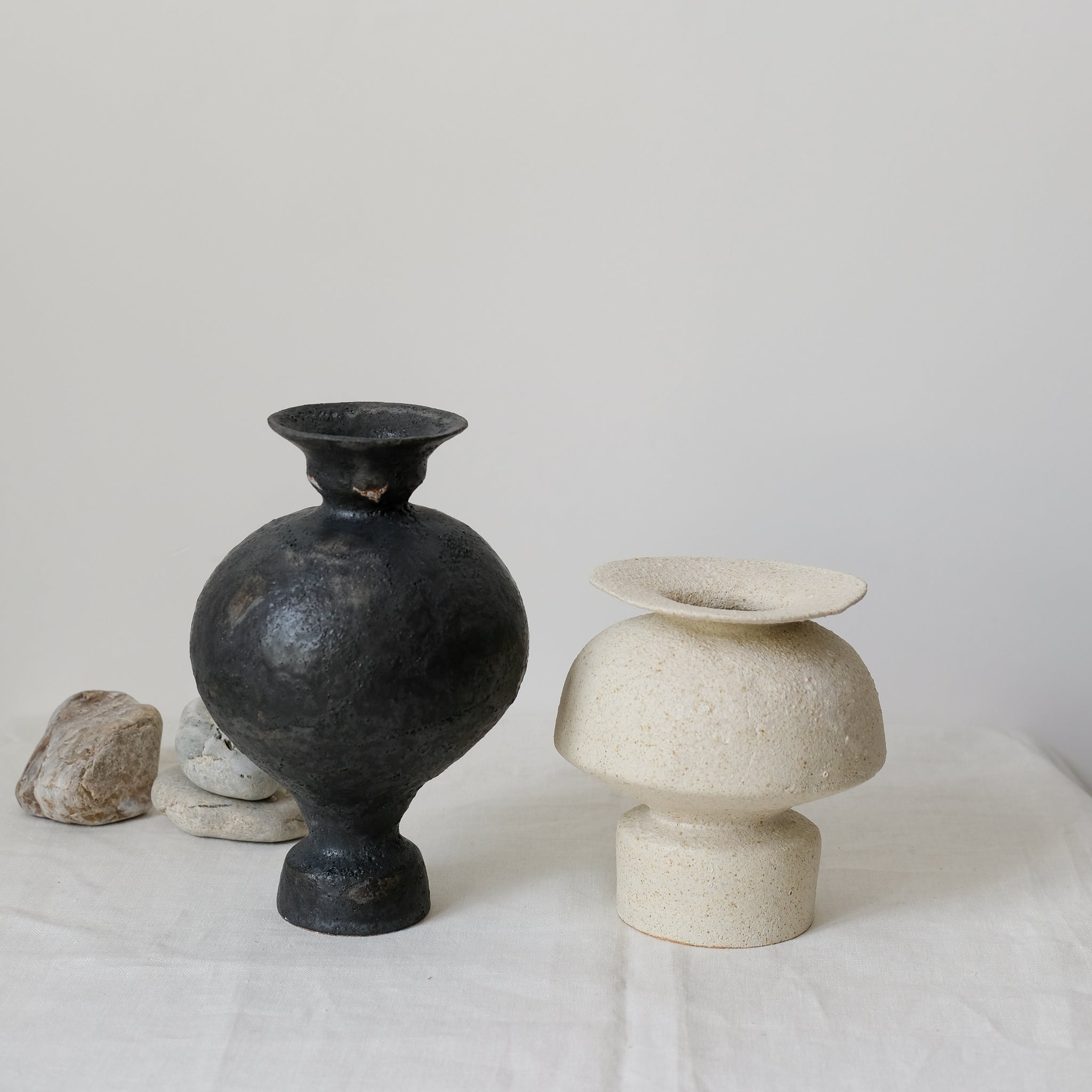 Vase en grès blanc "Psycter"Beige de Canoa Lab chez Brutal Ceramics