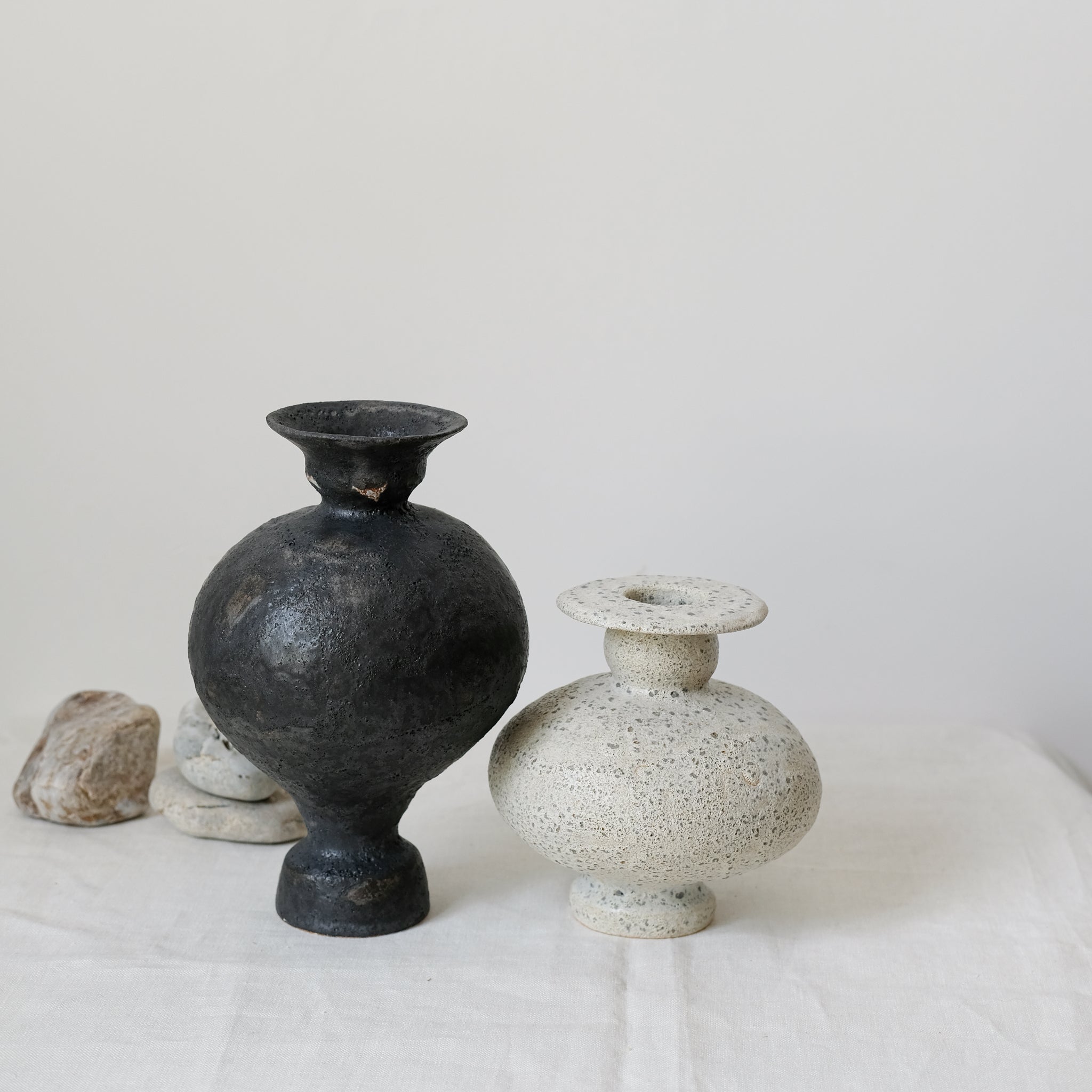 Vase en grès blanc "Cálpide" H16cm - Blanc gris de Canoa Lab chez Brutal Ceramics