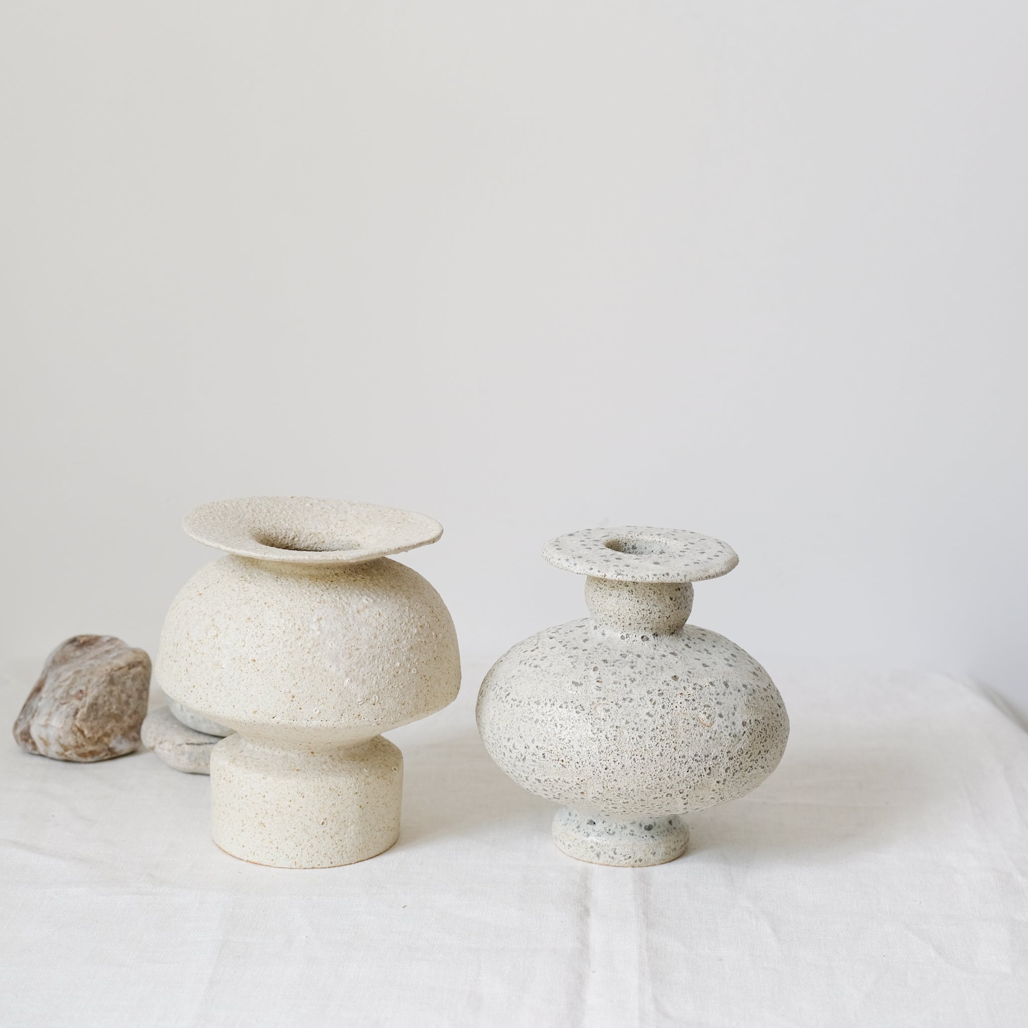 Vase en grès blanc "Cálpide" H16cm - Blanc gris de Canoa Lab chez Brutal Ceramics