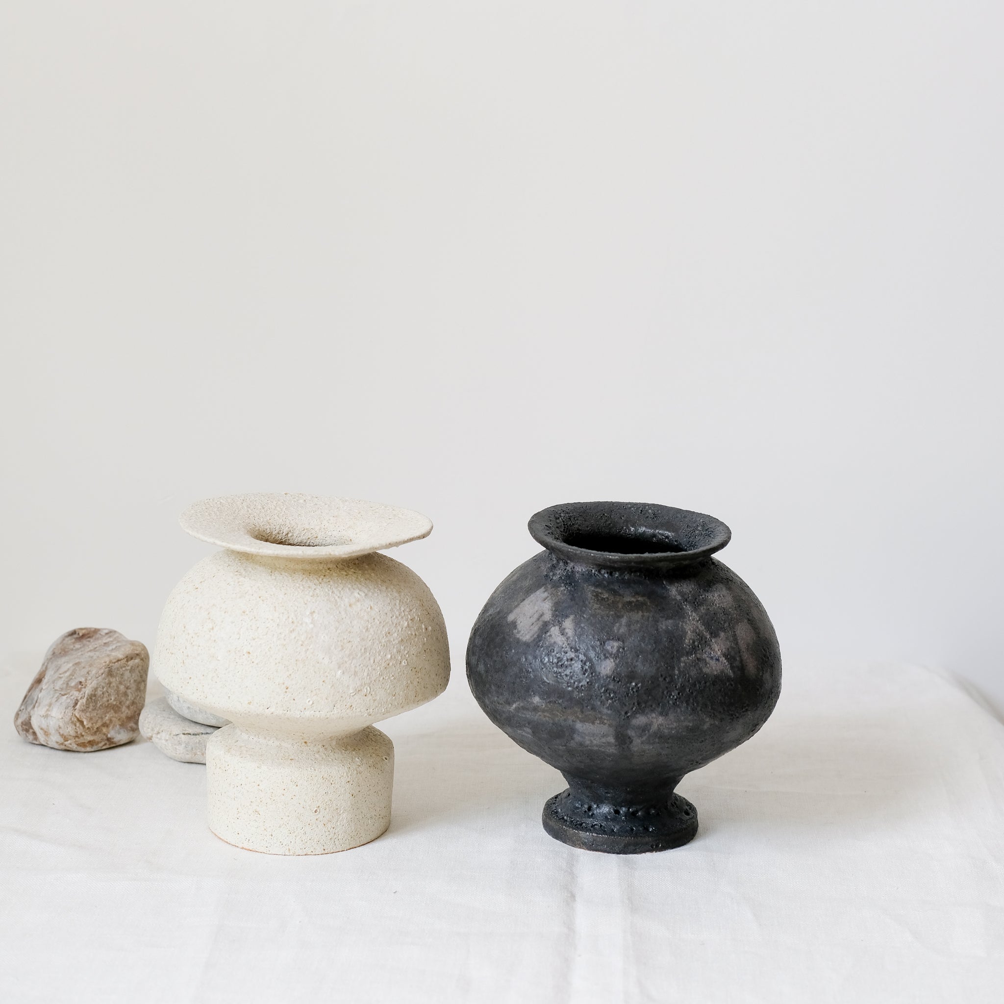 Vase en grès blanc "Psycter"Beige de Canoa Lab chez Brutal Ceramics