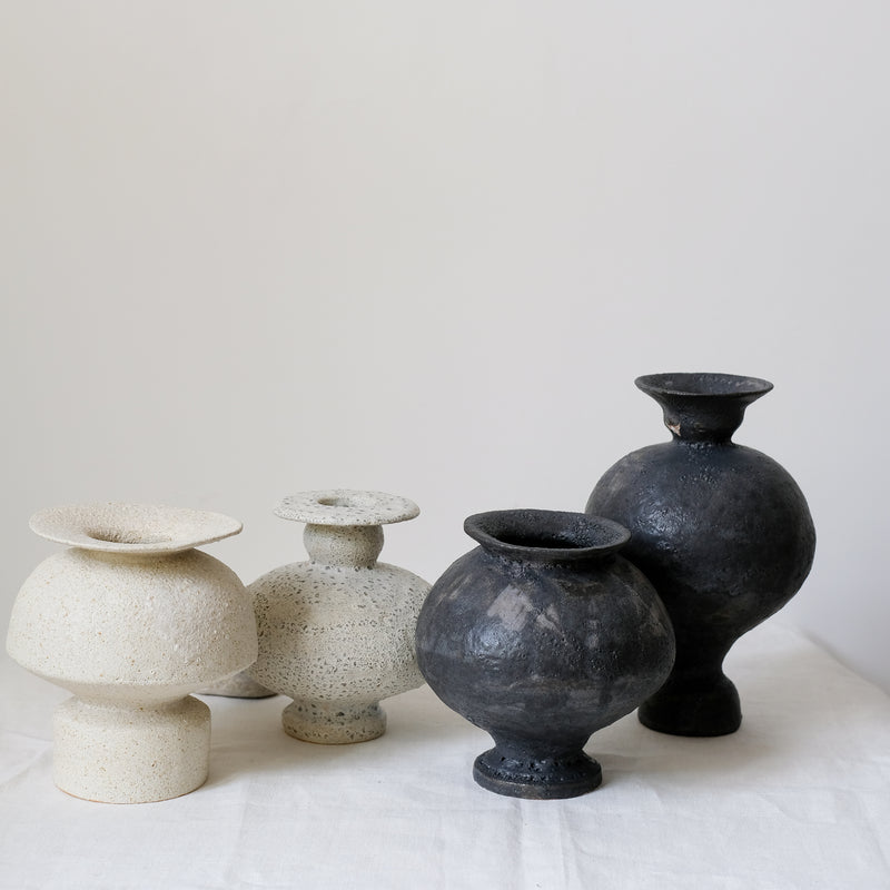 Vase en grès blanc "Stamnos" Noir anthracite de Canoa Lab chez Brutal Ceramics
