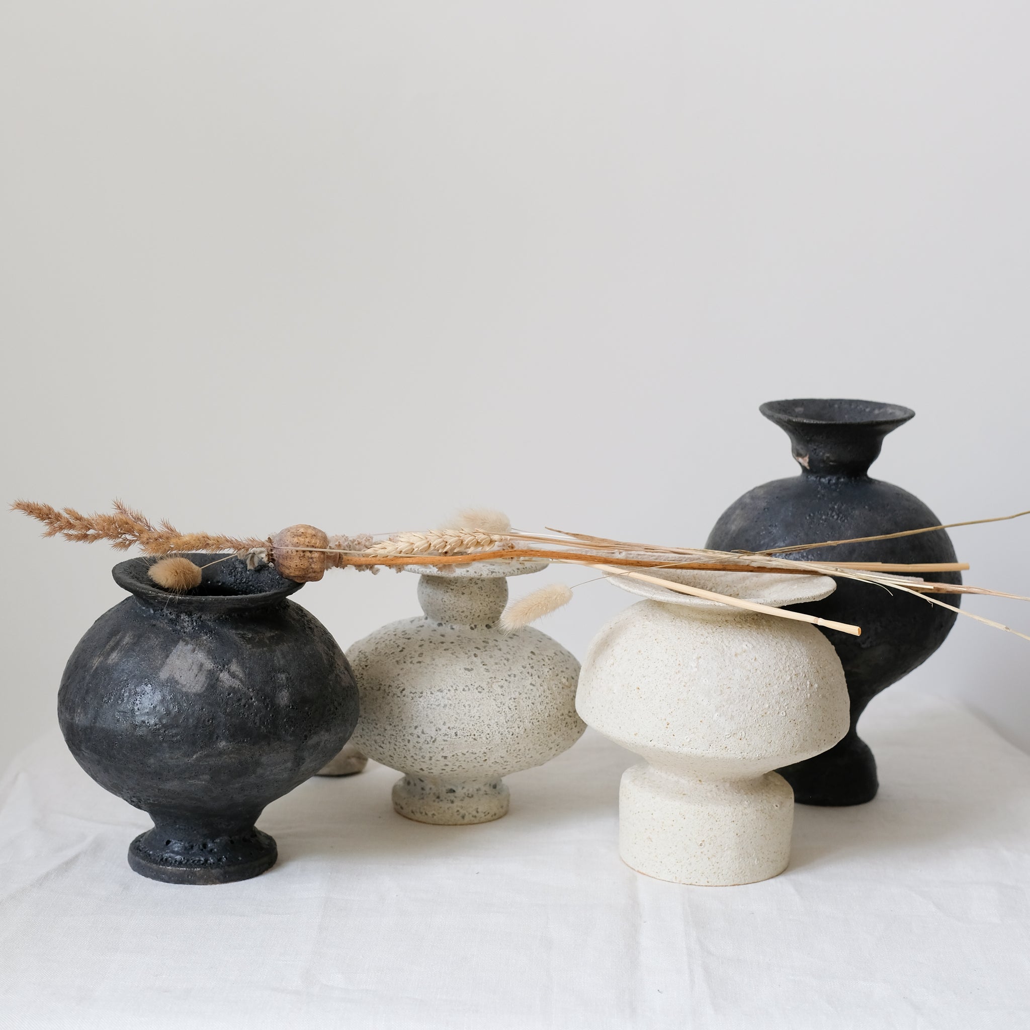 Vase en grès blanc "Psycter"Beige de Canoa Lab chez Brutal Ceramics