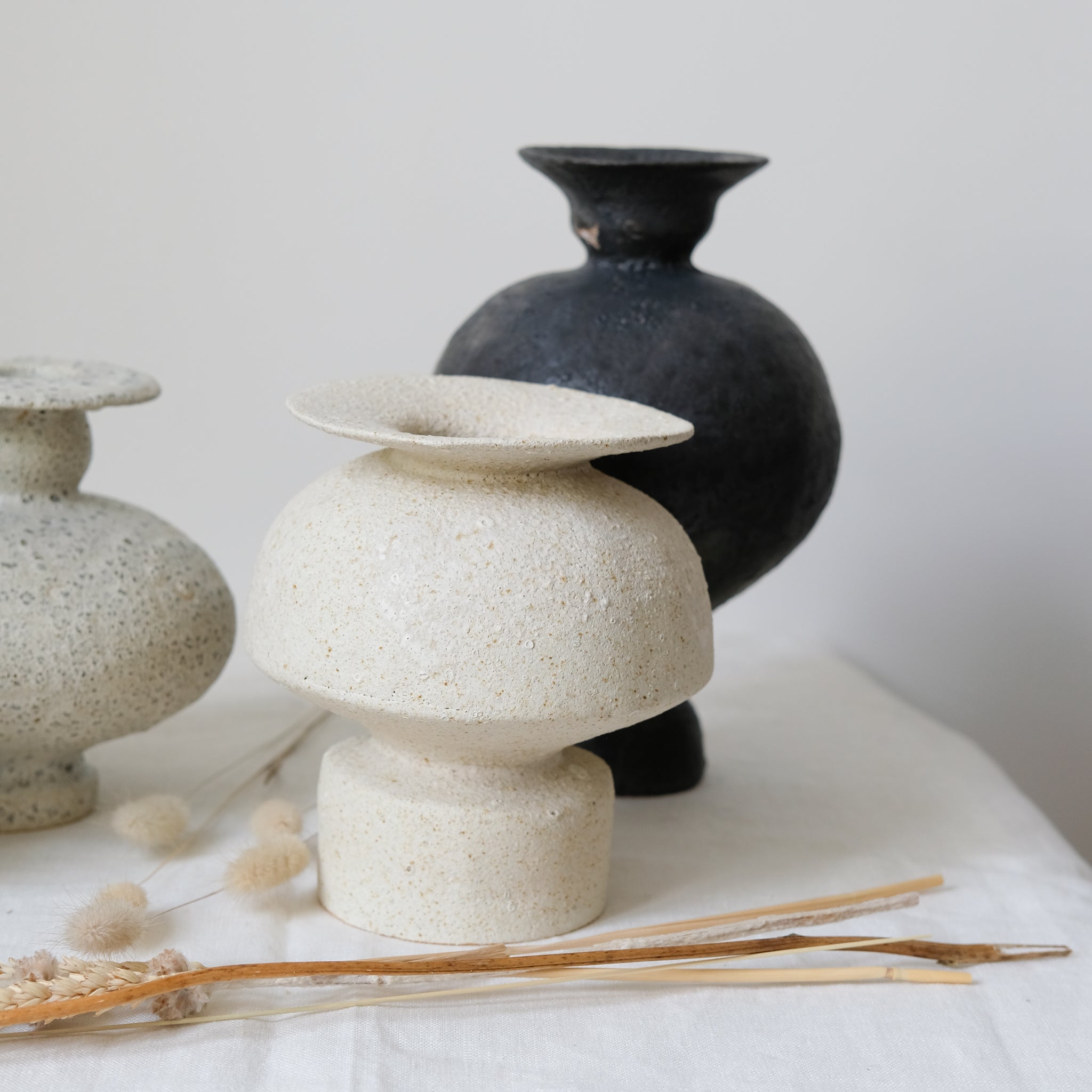Vase en grès blanc "Psycter"Beige de Canoa Lab chez Brutal Ceramics