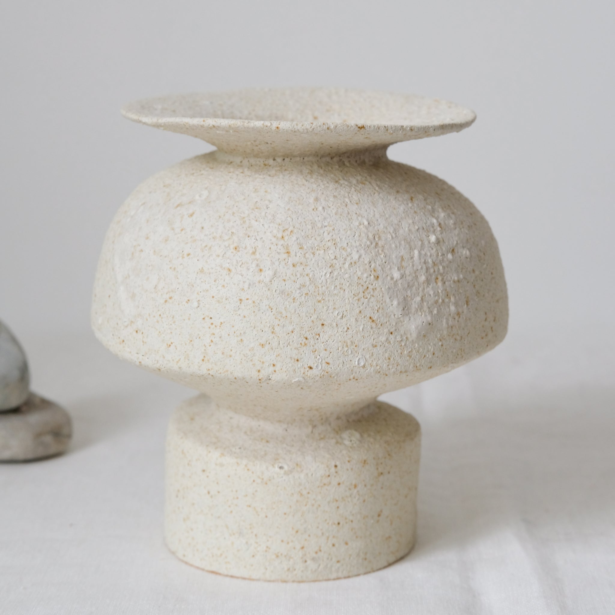 Vase en grès blanc "Psycter"Beige de Canoa Lab chez Brutal Ceramics