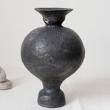 Vase en grès blanc "Lekythor" Noir anthracite de Canoa Lab chez Brutal Ceramics
