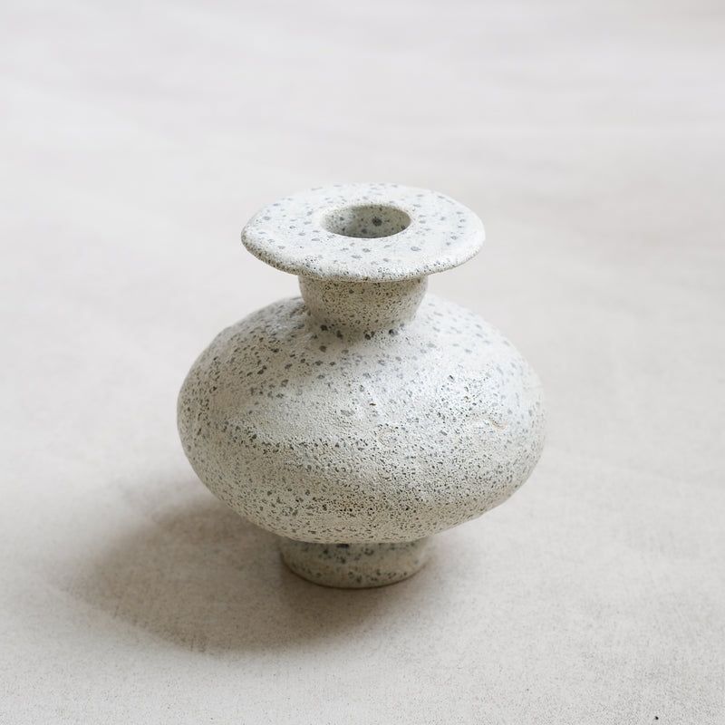 Vase en grès blanc "Cálpide" H16cm - Blanc gris de Canoa Lab chez Brutal Ceramics