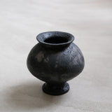Vase en grès blanc "Stamnos" Noir anthracite de Canoa Lab chez Brutal Ceramics