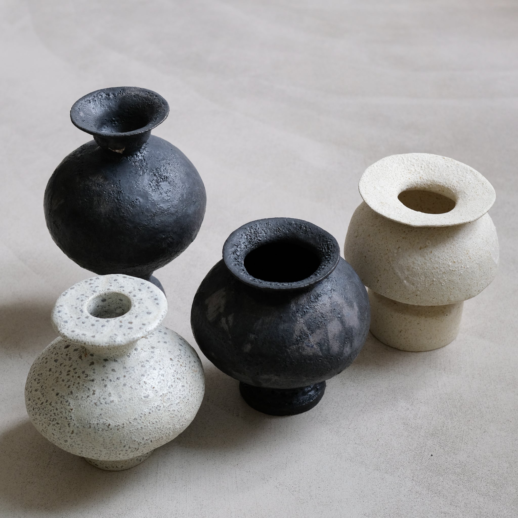 Vase en grès blanc "Psycter"Beige de Canoa Lab chez Brutal Ceramics