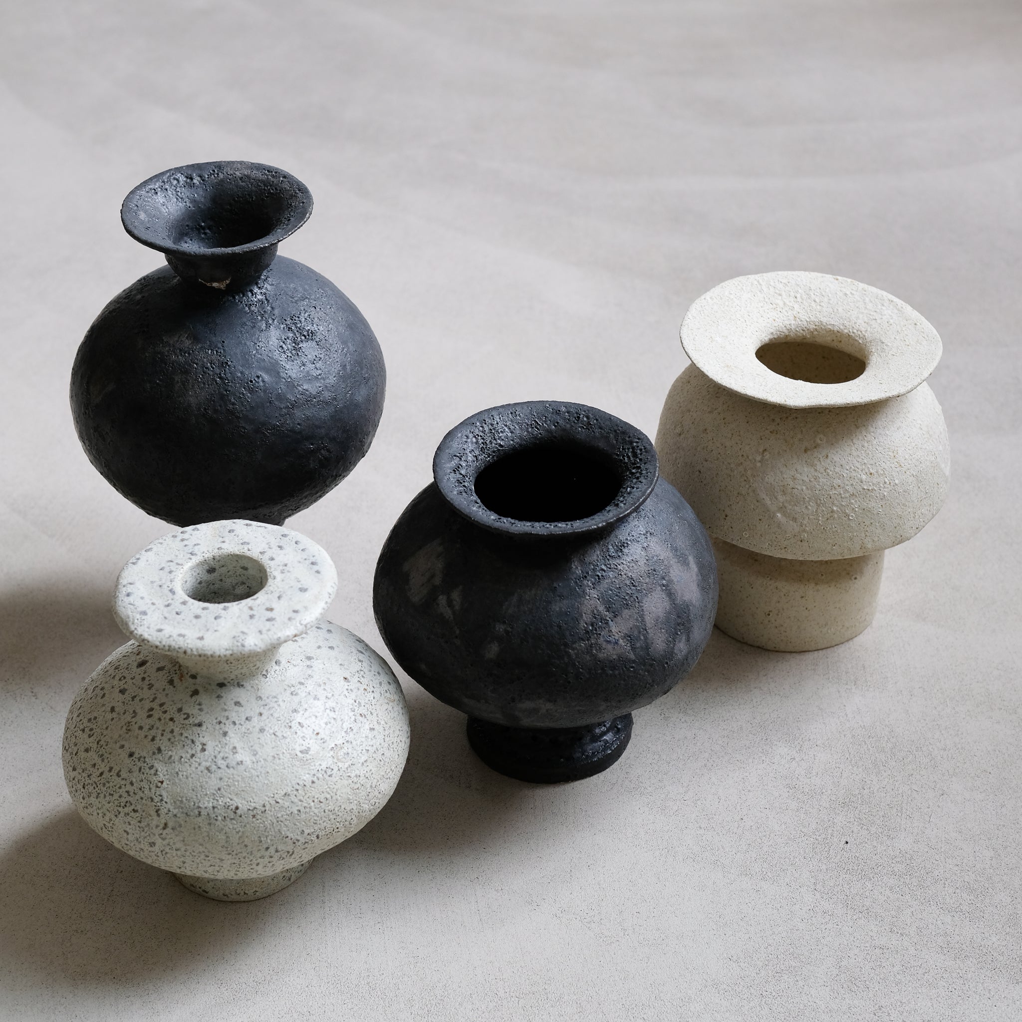 Vase en grès blanc "Cálpide" H16cm - Blanc gris de Canoa Lab chez Brutal Ceramics