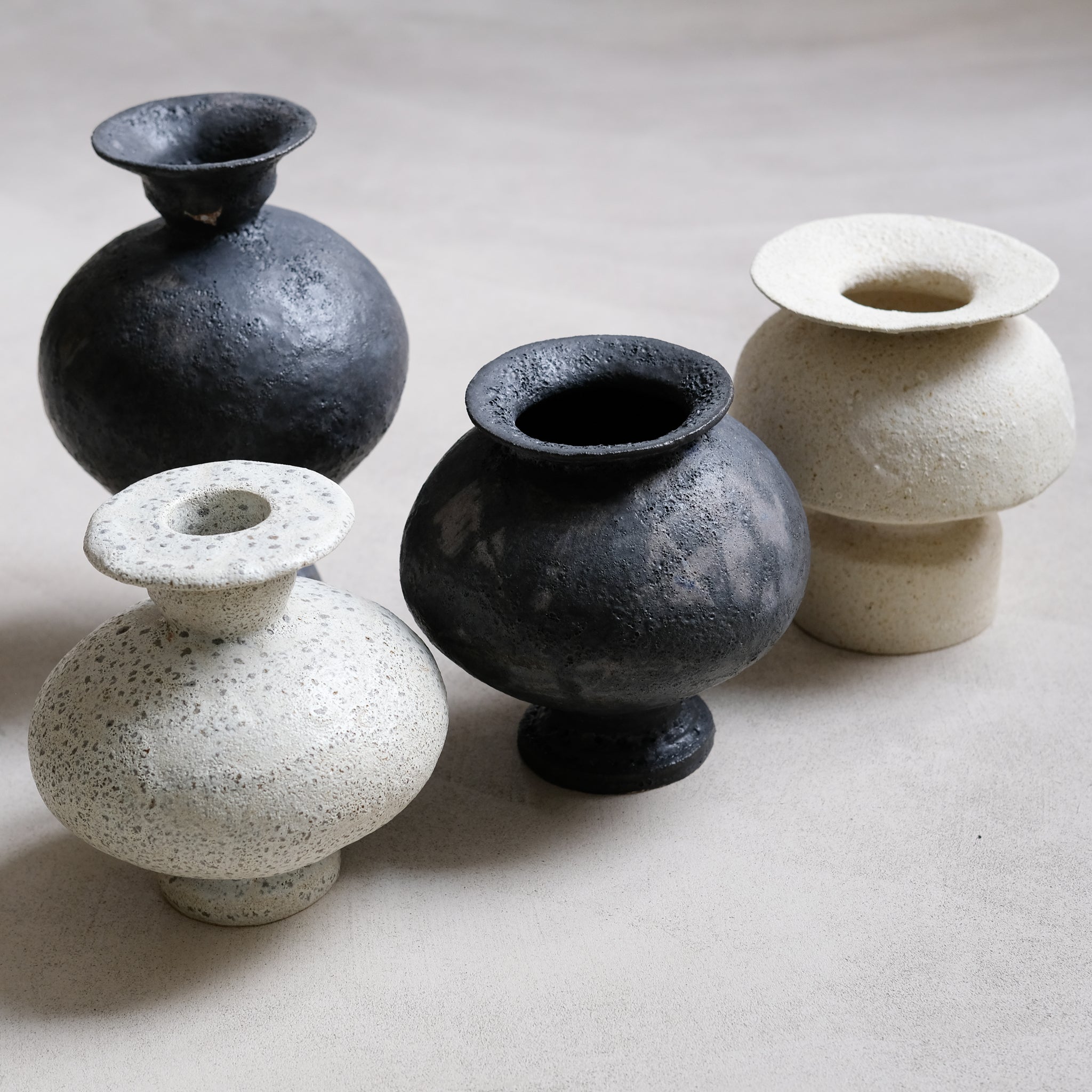 Vase en grès blanc "Lekythor" Noir anthracite de Canoa Lab chez Brutal Ceramics