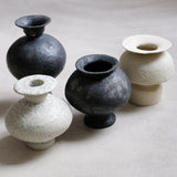 Vase en grès blanc "Lekythor" Noir anthracite de Canoa Lab chez Brutal Ceramics