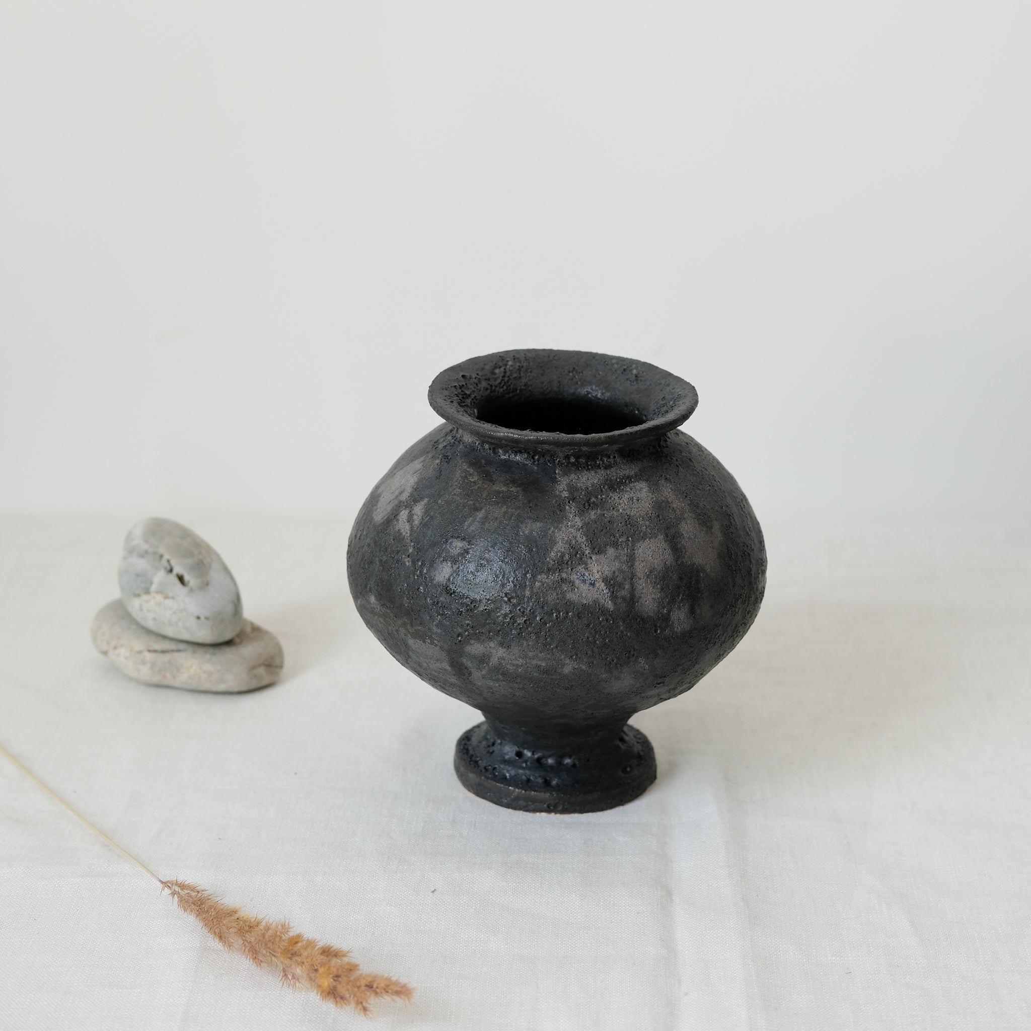 Vase en grès blanc "Stamnos" Noir anthracite de Canoa Lab chez Brutal Ceramics