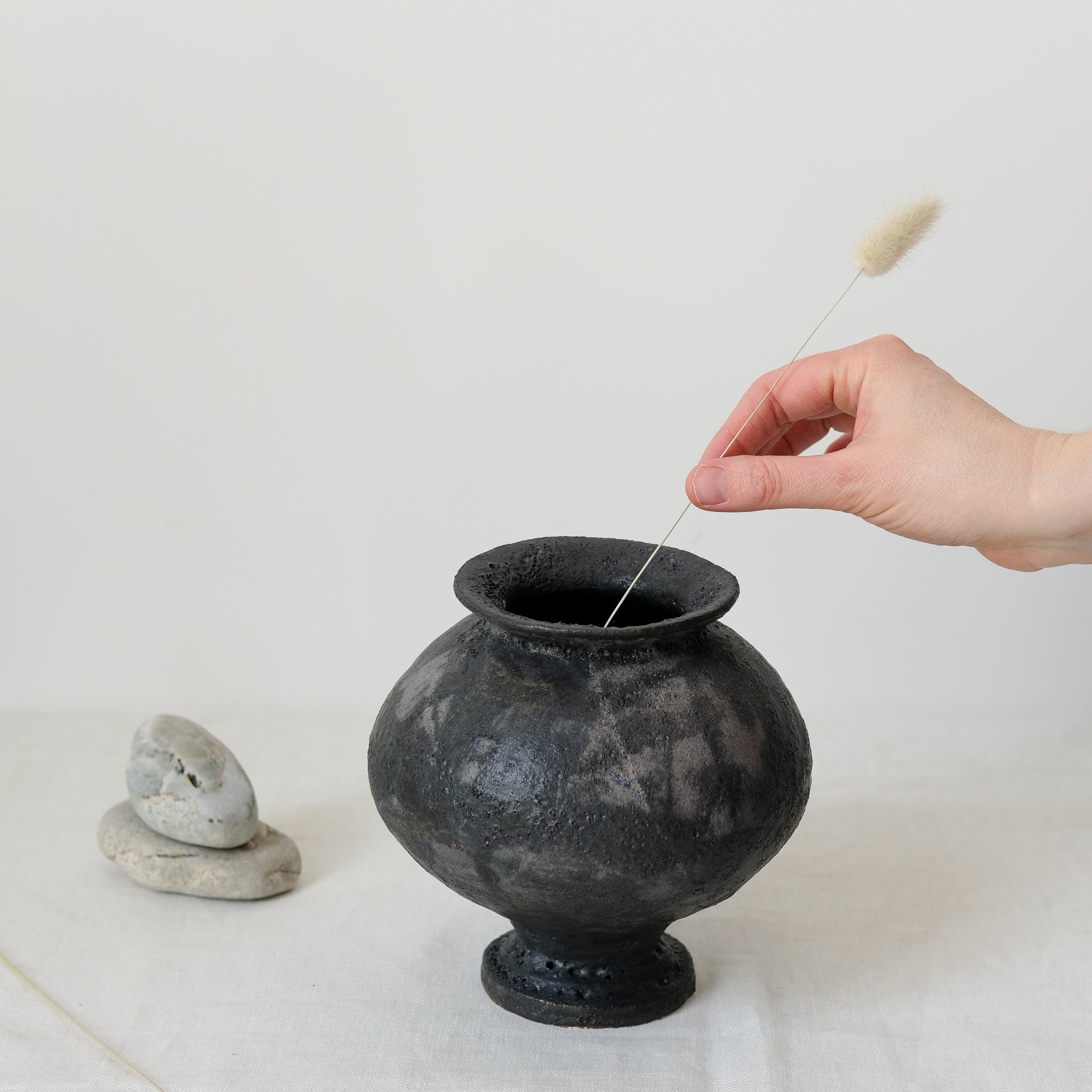 Vase en grès blanc "Stamnos" Noir anthracite de Canoa Lab chez Brutal Ceramics