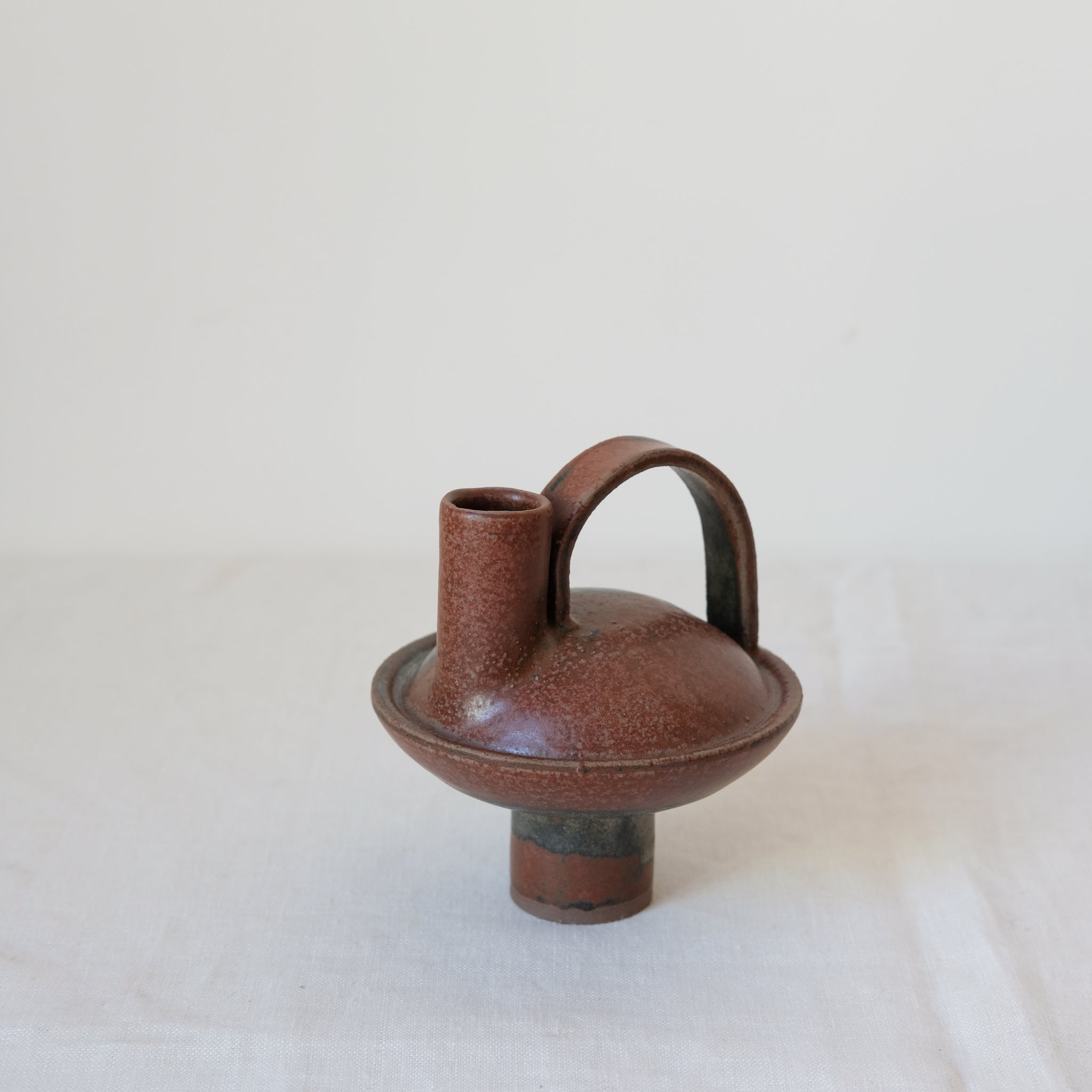 Bouteille en grès roux 013 Vert étang Catherine Dix Ceramics chez Brutal