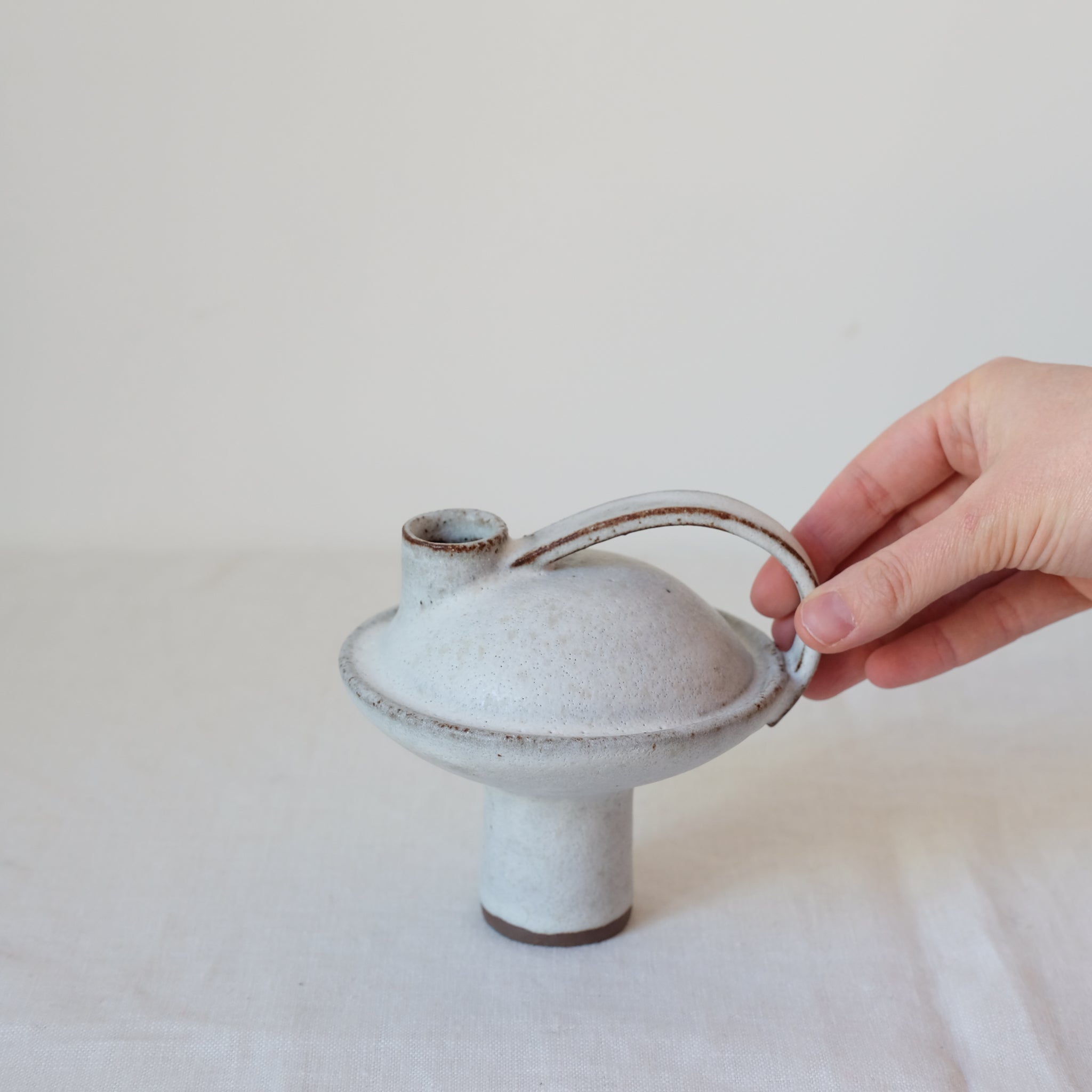 Bouteille en grès roux 009 blanc Catherine Dix Ceramics chez Brutal