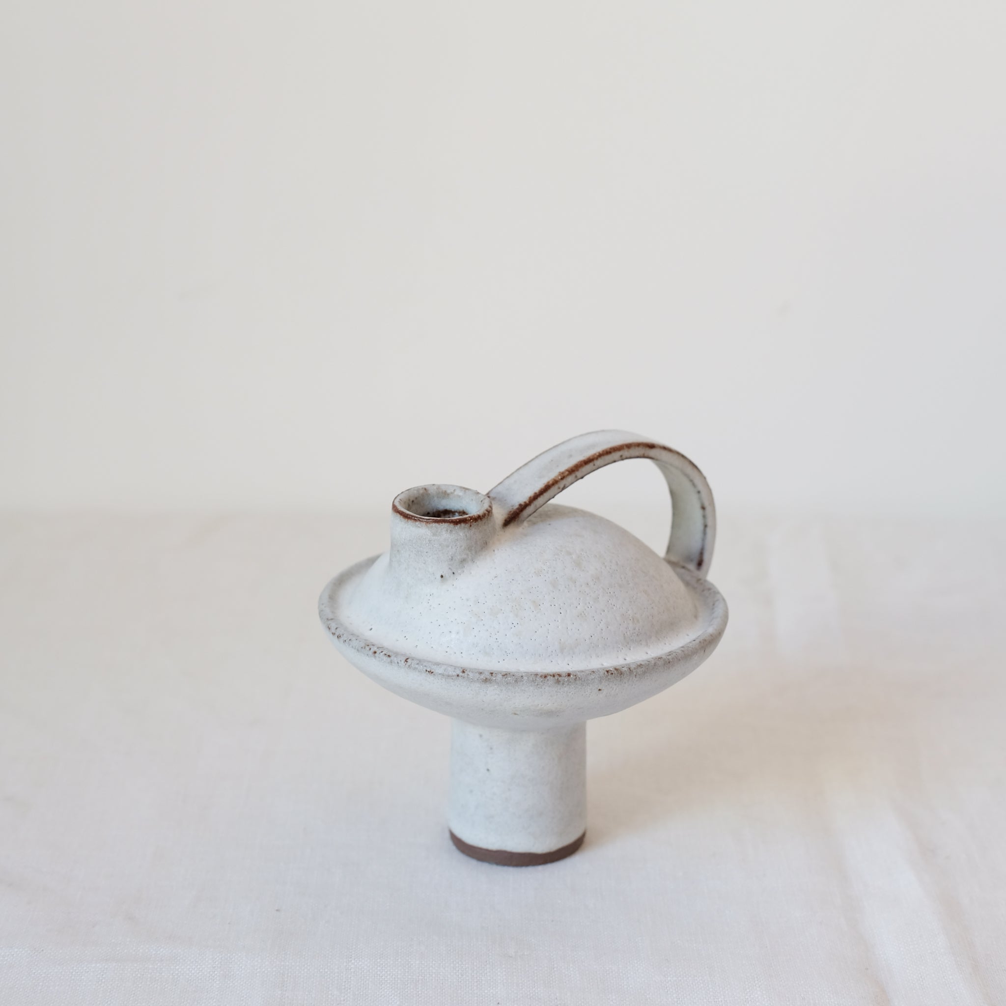 Bouteille en grès roux 009 blanc Catherine Dix Ceramics chez Brutal