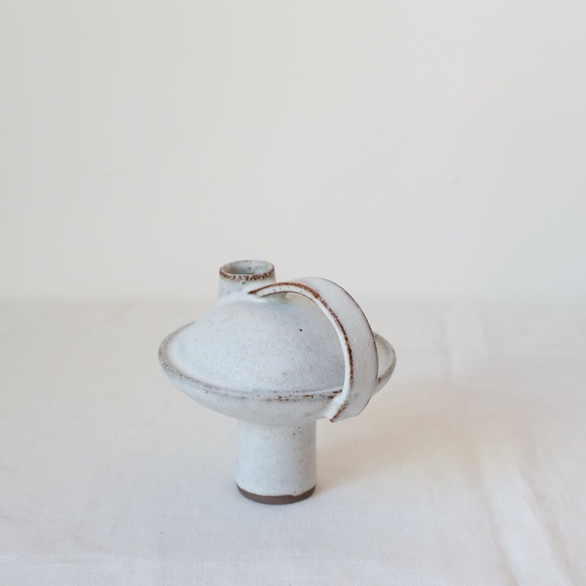 Bouteille en grès roux 009 blanc Catherine Dix Ceramics chez Brutal