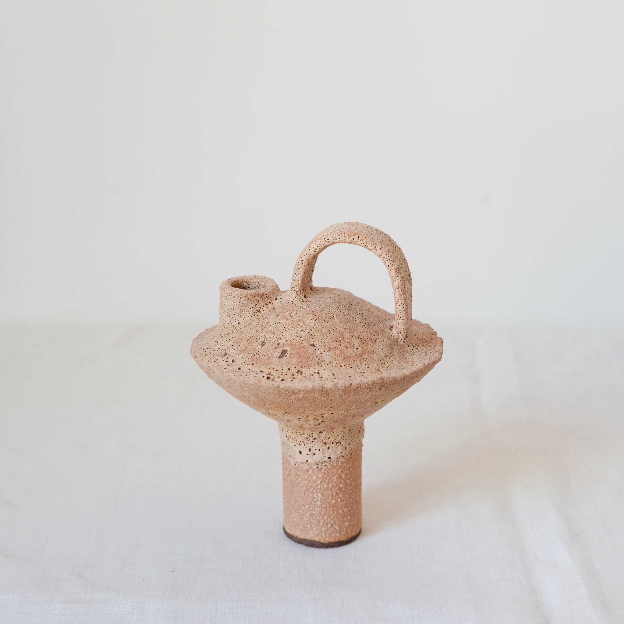 Bouteille en grès rouge 055 H16cm - Abricot de Catherine Dix Ceramics chez Brutal Ceramics 