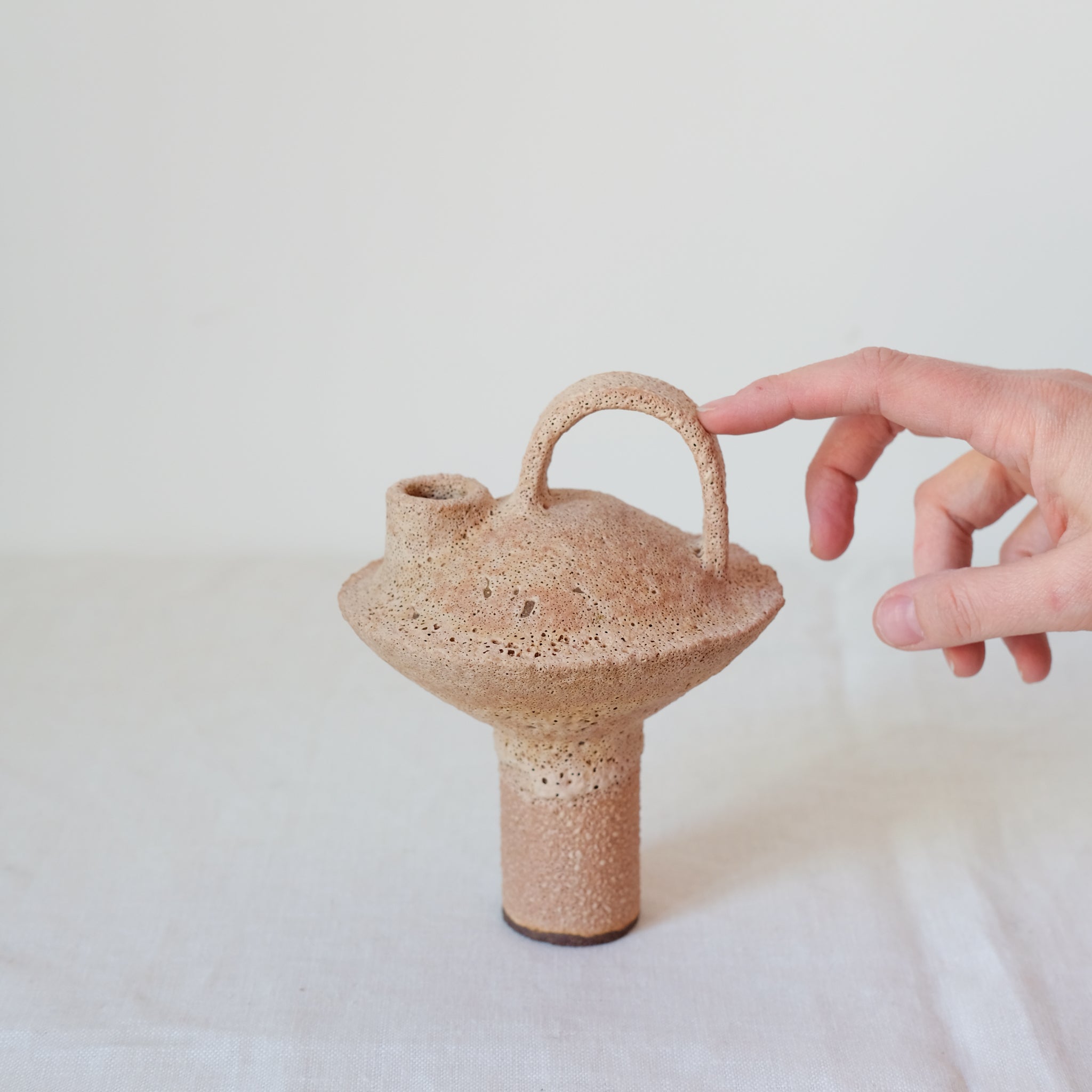 Bouteille en grès rouge 055 H16cm - Abricot de Catherine Dix Ceramics chez Brutal Ceramics 