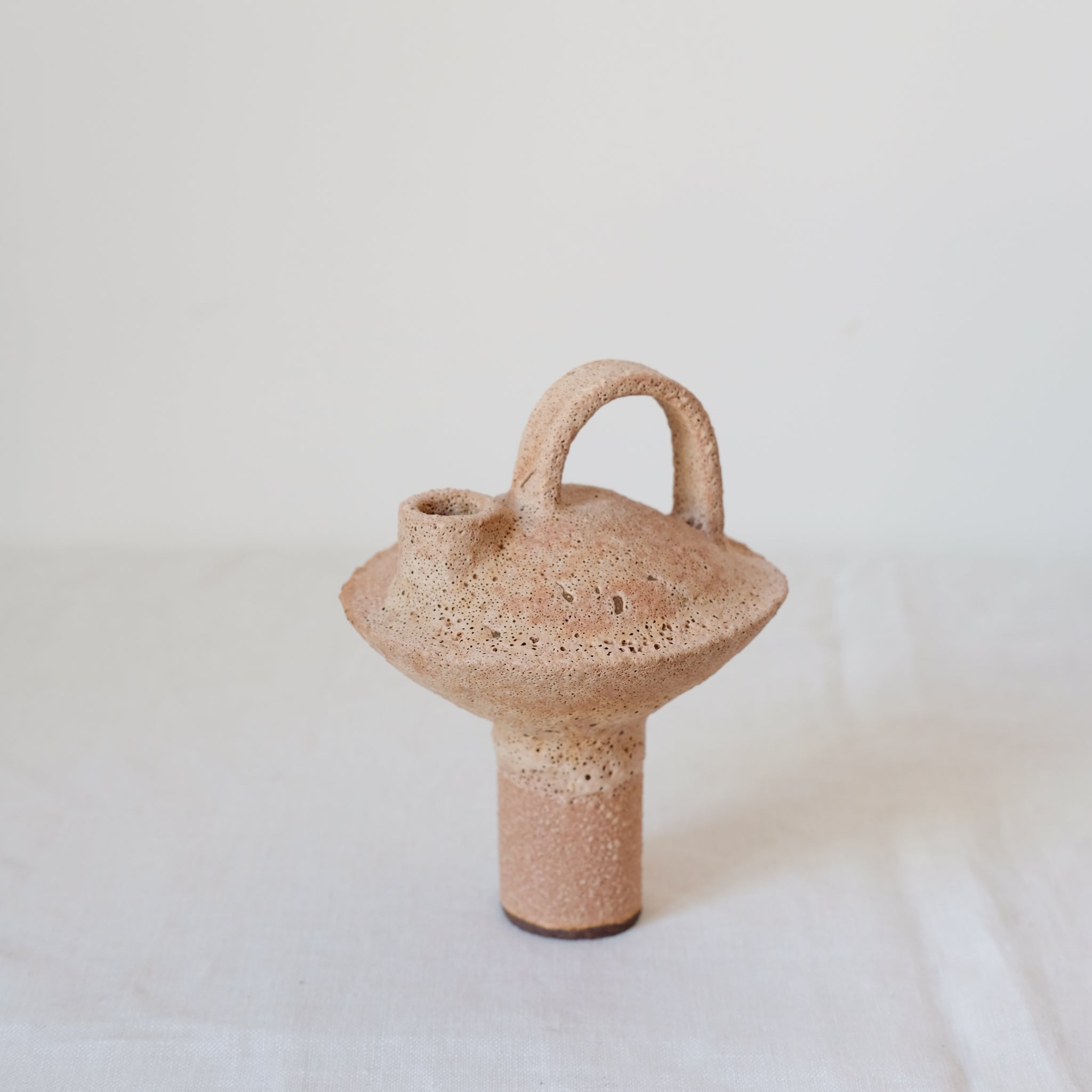 Bouteille en grès rouge 055 H16cm - Abricot de Catherine Dix Ceramics chez Brutal Ceramics 