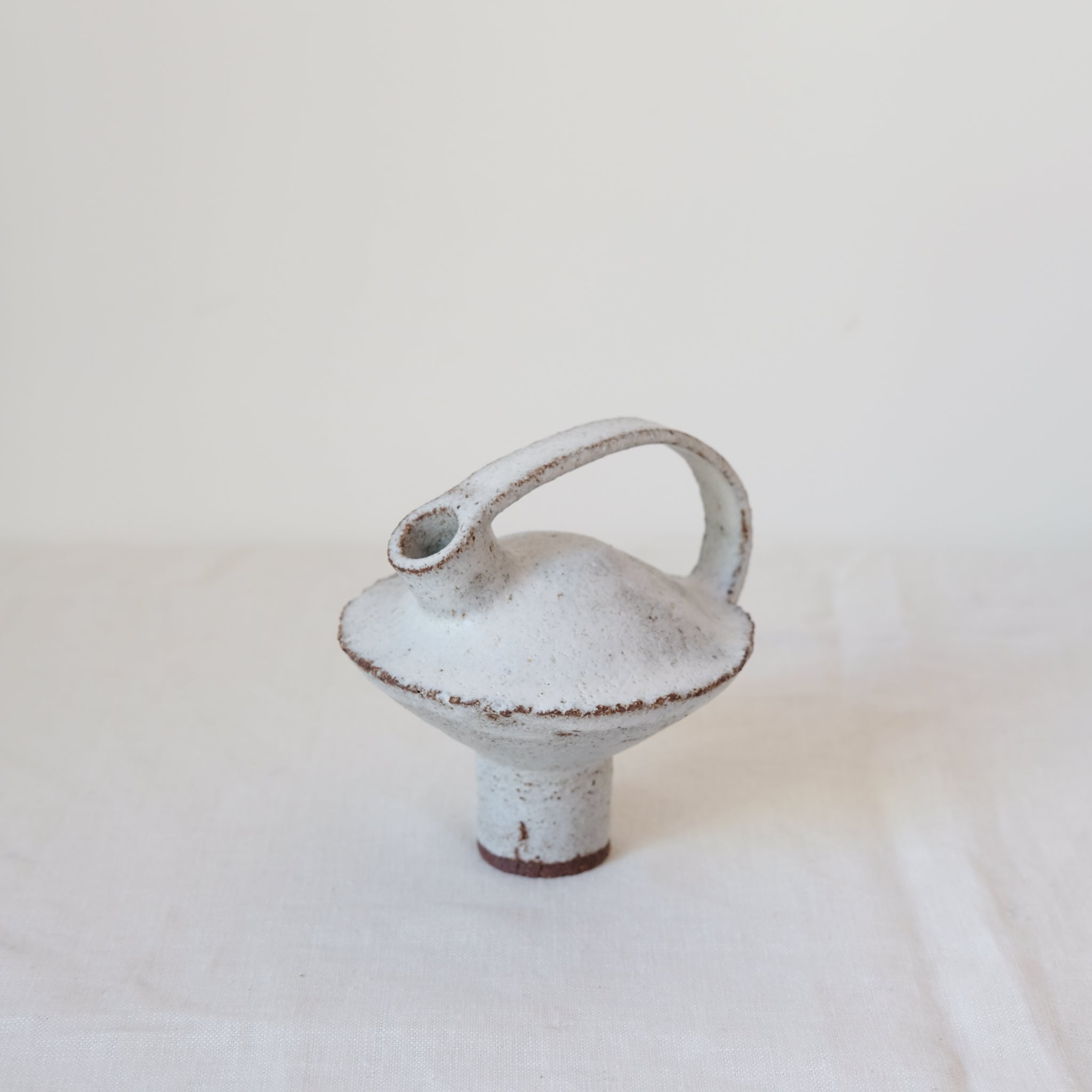 Bouteille en grès rouge H12,5cm - Blanc de Catherine Dix Ceramics chez Brutal Ceramics