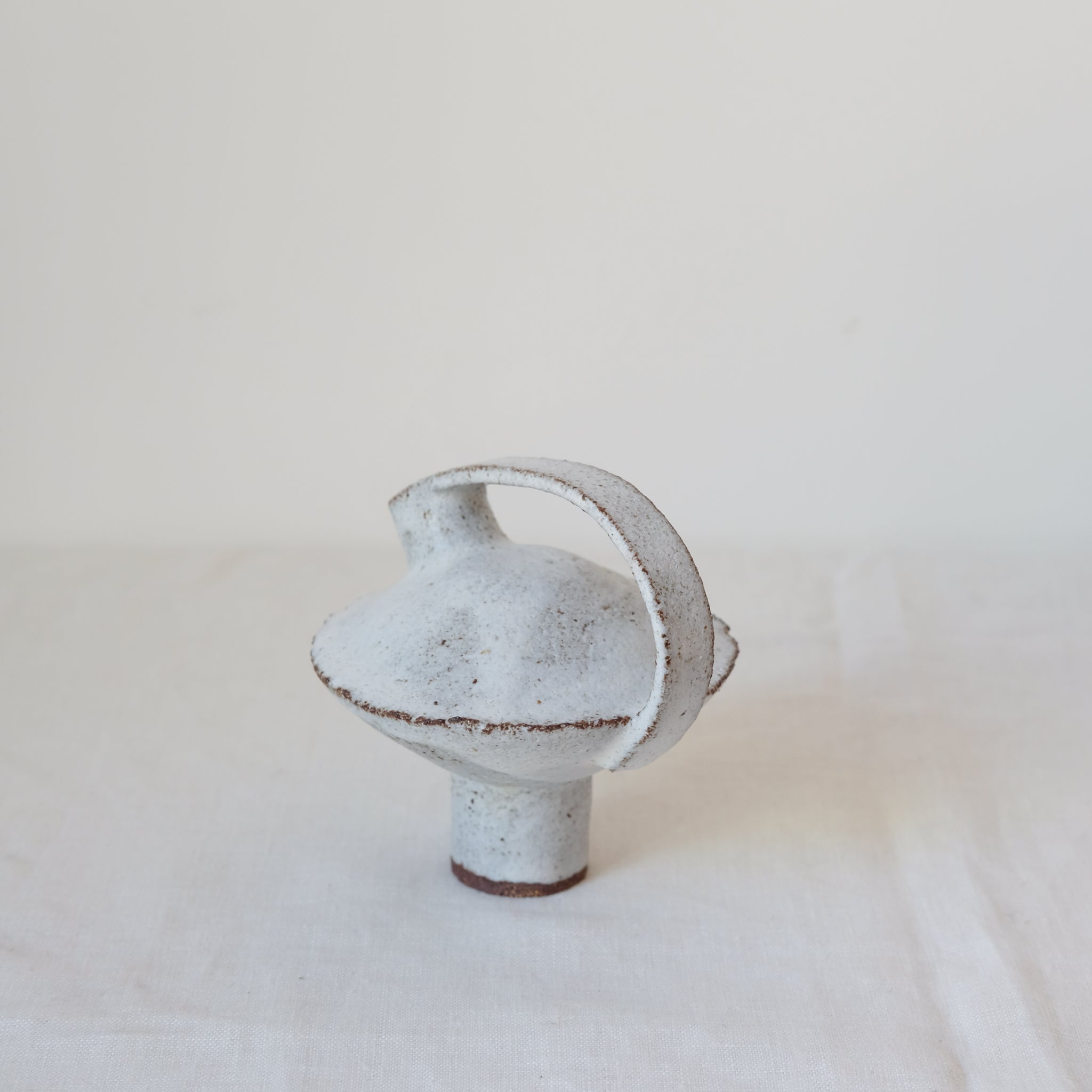 Bouteille en grès rouge H12,5cm - Blanc de Catherine Dix Ceramics chez Brutal Ceramics