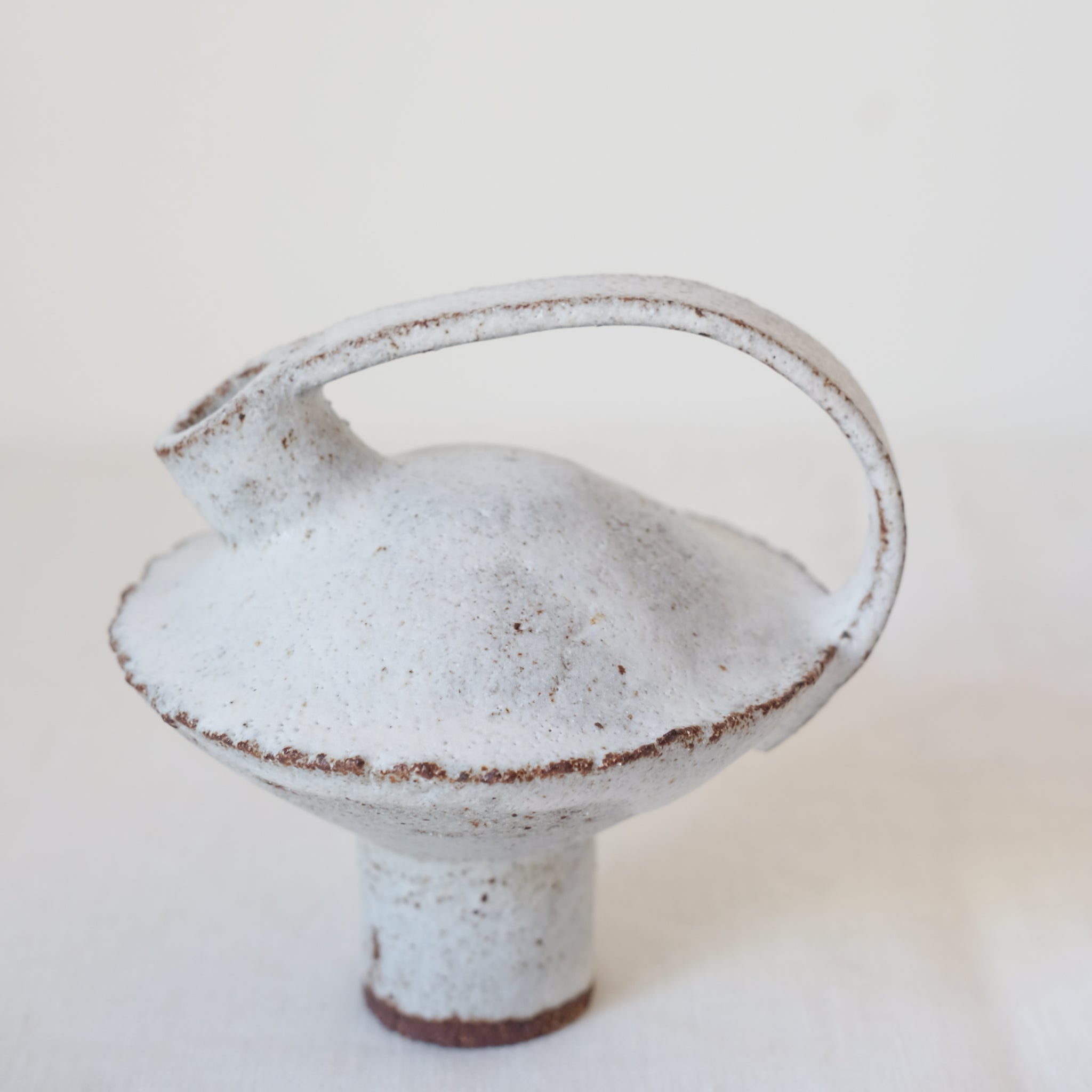 Bouteille en grès rouge H12,5cm - Blanc de Catherine Dix Ceramics chez Brutal Ceramics