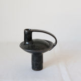 Bouteille en grès roux 002 H15cm - Noir tacheté de Catherine Dix chez Brutal Ceramics