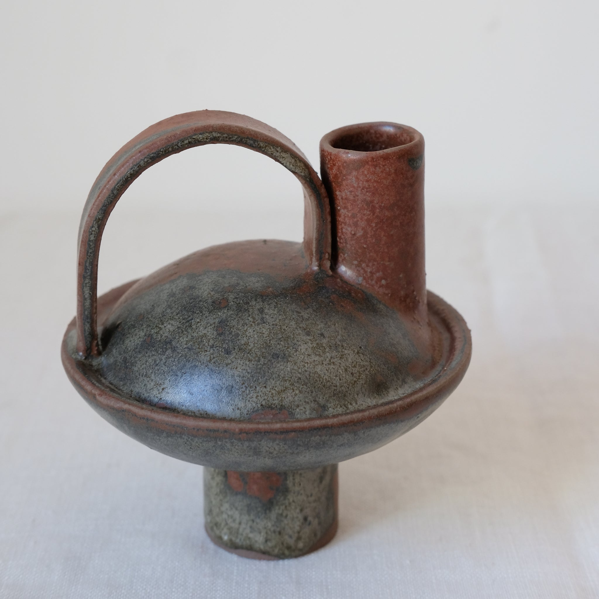 Bouteille en grès roux 013 Vert étang Catherine Dix Ceramics chez Brutal