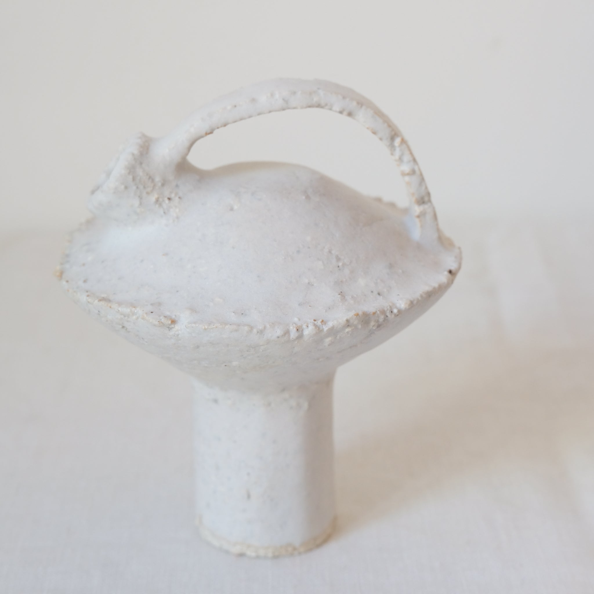 Bouteille en grès blanc 056 H14cm - Blanc de Catherine Dix chez Brutal Ceramics