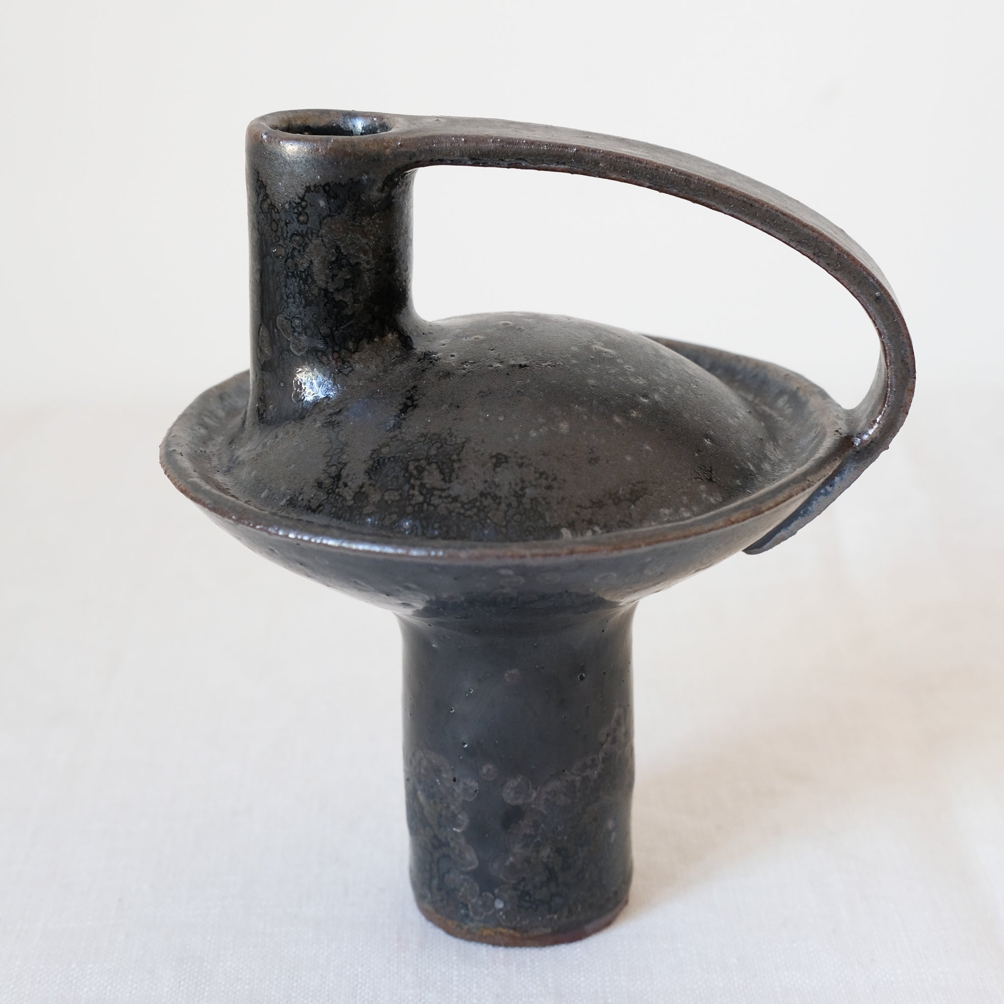 Bouteille en grès roux 002 H15cm - Noir tacheté de Catherine Dix chez Brutal Ceramics