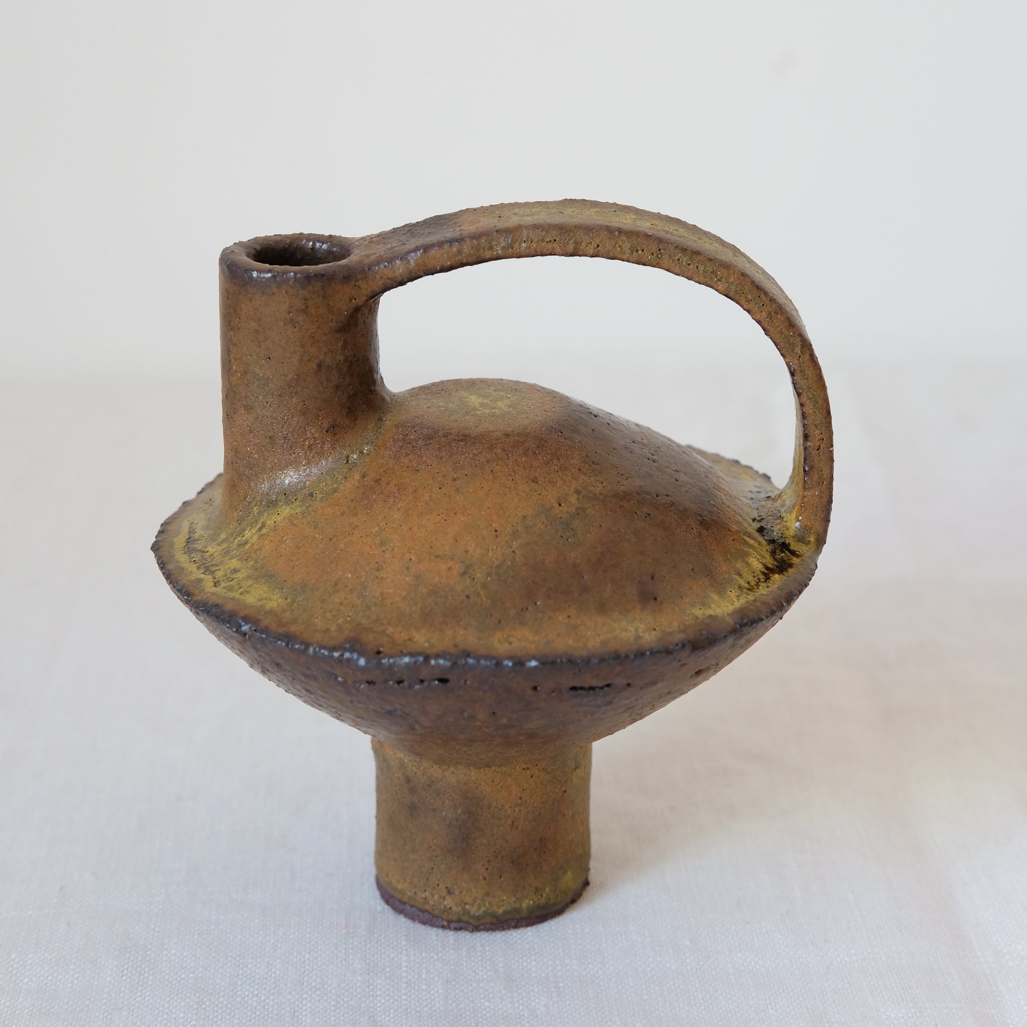 Bouteille en grès rouge H13cm - Marron-Jaune de Catherine Dix Ceramics chez Brutal Ceramics