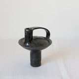 Bouteille en grès roux 002 H15cm - Noir tacheté de Catherine Dix chez Brutal Ceramics