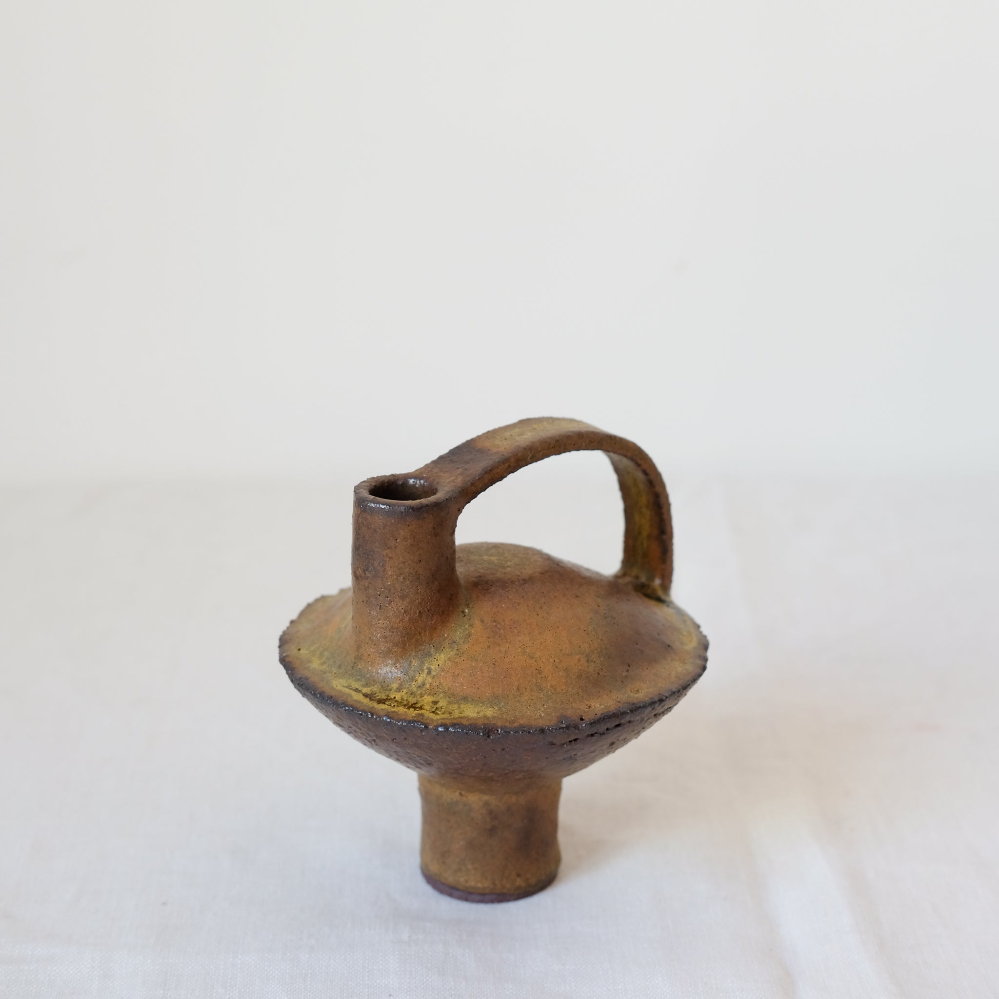 Bouteille en grès rouge H13cm - Marron-Jaune de Catherine Dix Ceramics chez Brutal Ceramics